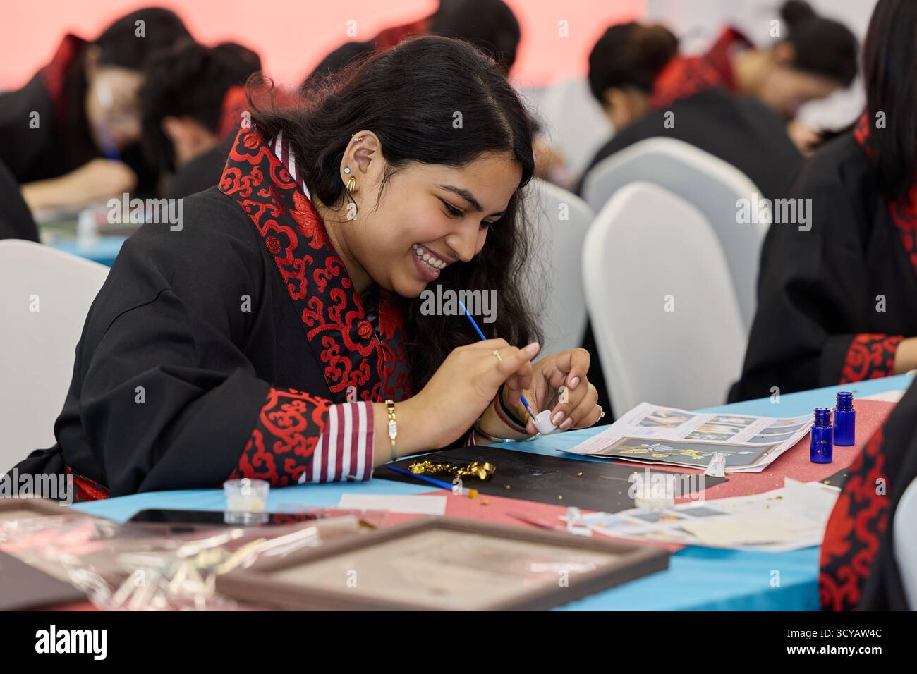 (251018) -- DUBAÏ, octobre 18, 2025 (Xinhua) -- Un étudiant universitaire apprend le métier d'incrustation de nacre au Centre d'économie et de commerce Chine-eau (Émirats arabes Unis) à Dubaï, Émirats arabes Unis, octobre 15, 2025. POUR ALLER AVEC 'les étudiants des Émirats arabes Unis explorent les cultures chinoises pendant le voyage d'étude de Dubaï' (Sinotrans/document via Xinhua) Banque D'Images
