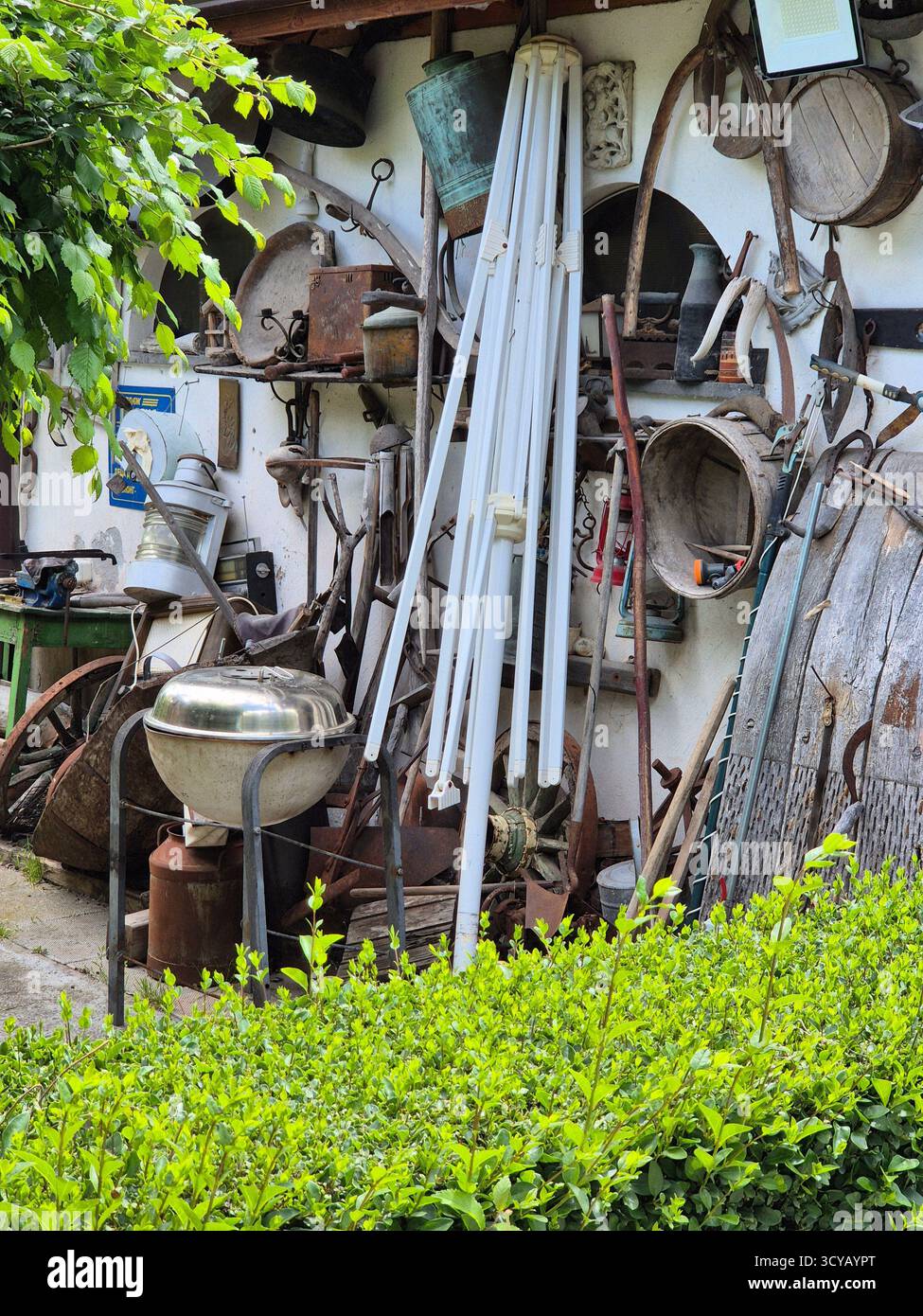 vieille maison abandonnée dans le jardin. collection d'objets anciens et modernes avec leur propre histoire - Image de stock capturée avec un smartphone
