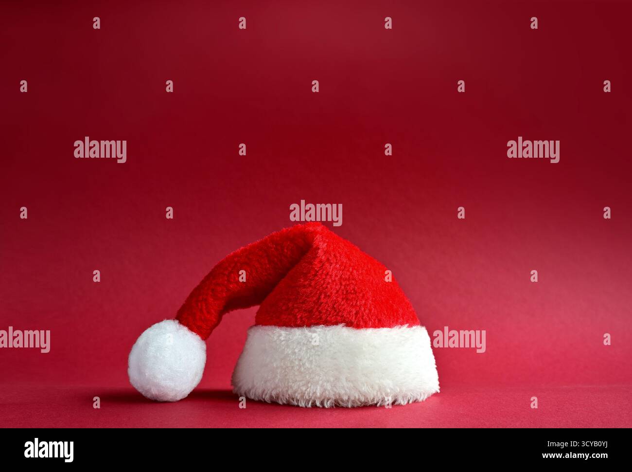 Chapeau de Père Noël sur fond rouge. Banque D'Images