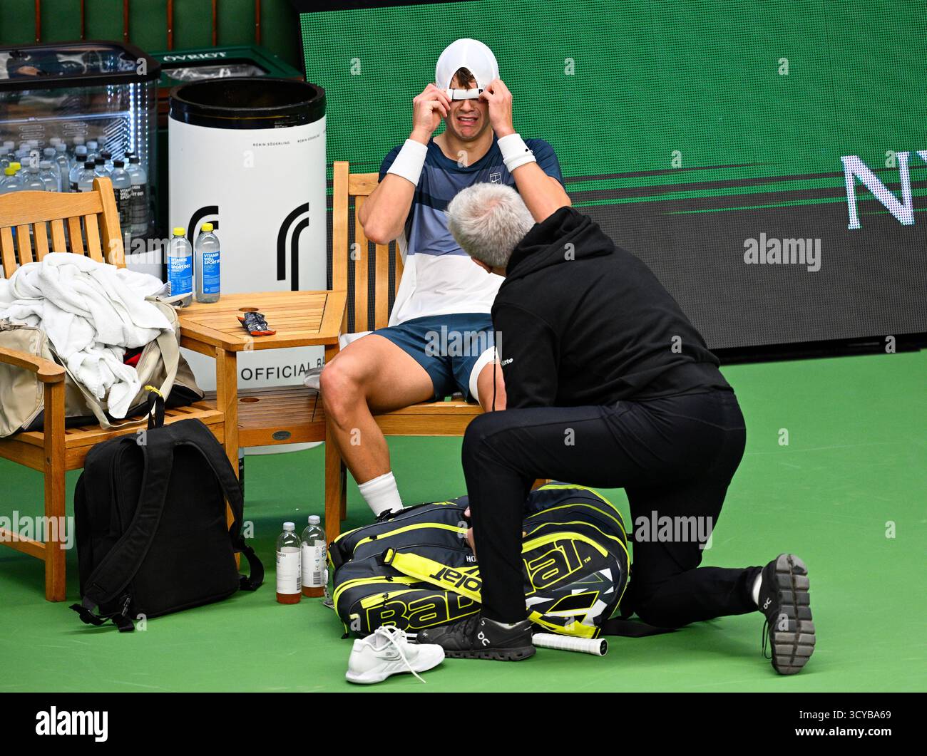 Stockholm, Suède. 18 octobre 2025. STOCKHOLM, SUÈDE 20251018Le danois Holger Rune se blesse au pied lors de son match de demi-finale avec le Français Ugo Humbert et part en marche lors du tournoi de tennis BNP Paribas Nordic Open au Royal Swedish Tennis Hall. Photo : Anders Wiklund/TT/Code 10040 ce texte est traduit automatiquement crédit : TT News Agency/Alamy Live News Banque D'Images Stockholm, Suède. 18 octobre 2025. STOCKHOLM, SUÈDE 20251018Le danois Holger Rune se blesse au pied lors de son match de demi-finale avec le Français Ugo Humbert et part en marche lors du tournoi de tennis BNP Paribas Nordic Open au Royal Swedish Tennis Hall. Photo : Anders Wiklund/TT/Code 10040 ce texte est traduit automatiquement crédit : TT News Agency/Alamy Live News Banque D'Images