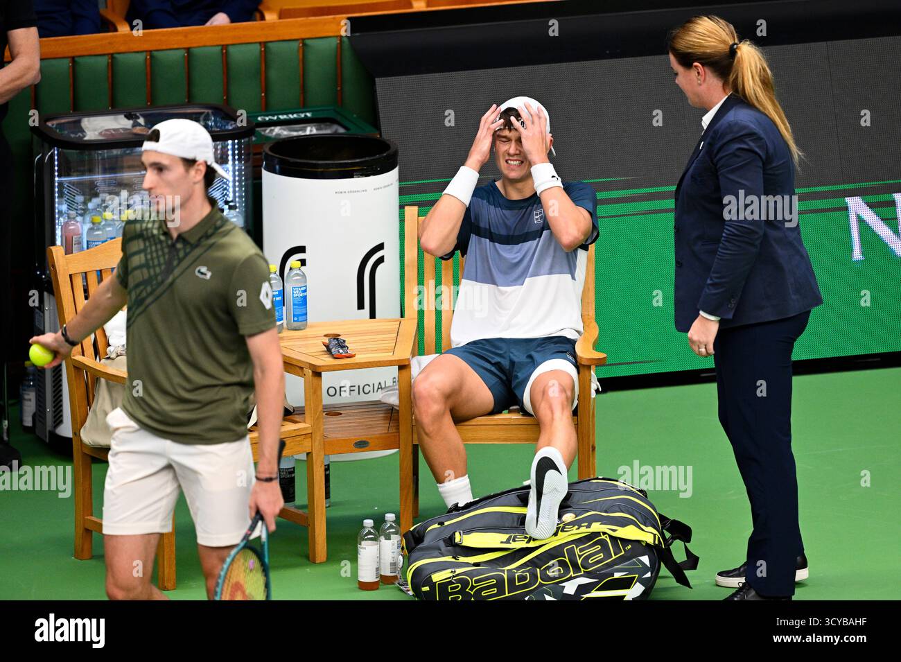 Stockholm, Suède. 18 octobre 2025. STOCKHOLM, SUÈDE 20251018Le danois Holger Rune rencontre le Français Ugo Humbert en demi-finale du tournoi BNP Paribas Nordic Open au Royal Swedish Tennis Hall. Photo : Anders Wiklund/TT/Code 10040 ce texte est traduit automatiquement crédit : TT News Agency/Alamy Live News Banque D'Images Stockholm, Suède. 18 octobre 2025. STOCKHOLM, SUÈDE 20251018Le danois Holger Rune rencontre le Français Ugo Humbert en demi-finale du tournoi BNP Paribas Nordic Open au Royal Swedish Tennis Hall. Photo : Anders Wiklund/TT/Code 10040 ce texte est traduit automatiquement crédit : TT News Agency/Alamy Live News Banque D'Images