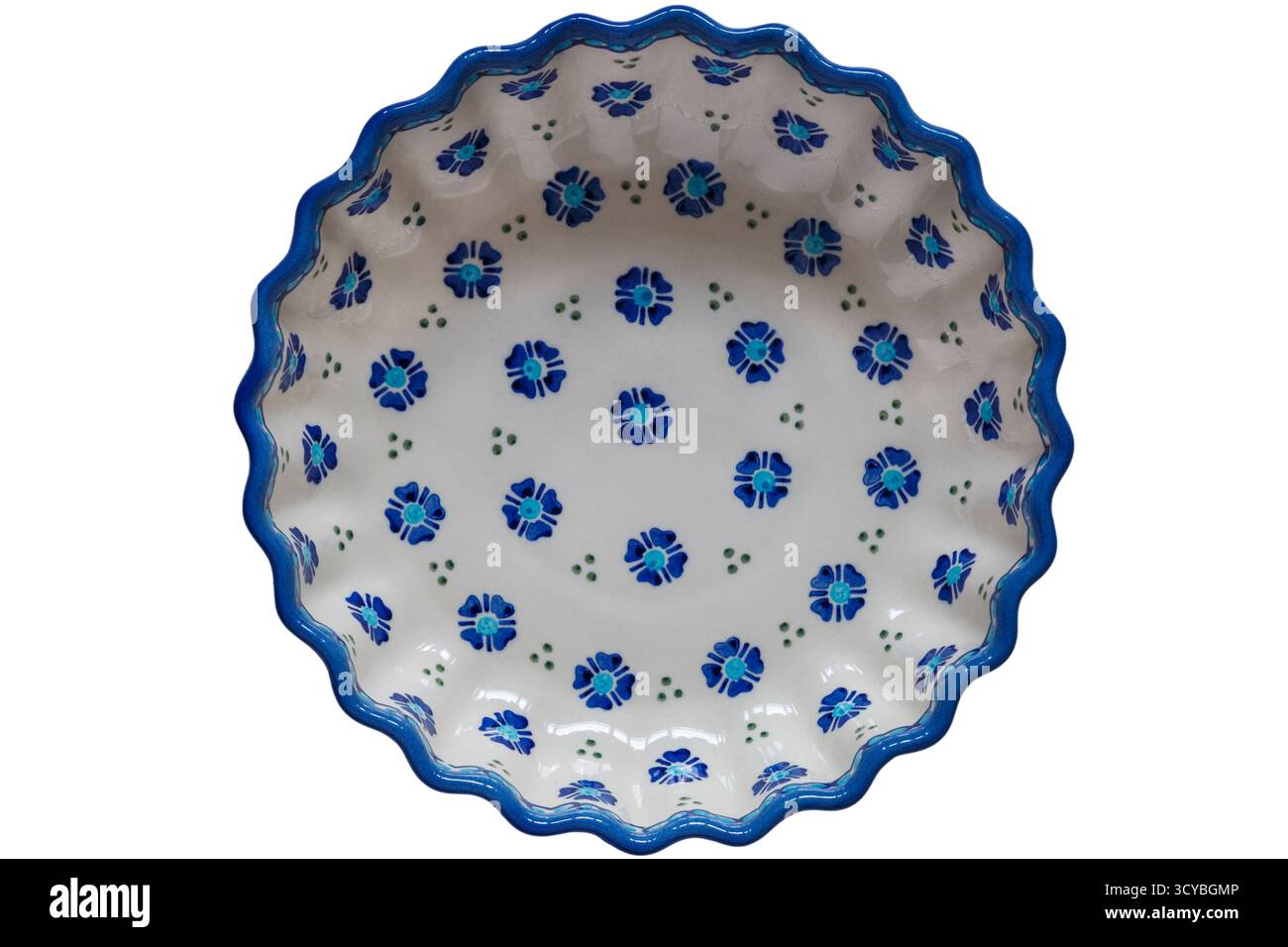Plat bleu et blanc orné fabriqué en Pologne isolé sur fond blanc Banque D'Images
