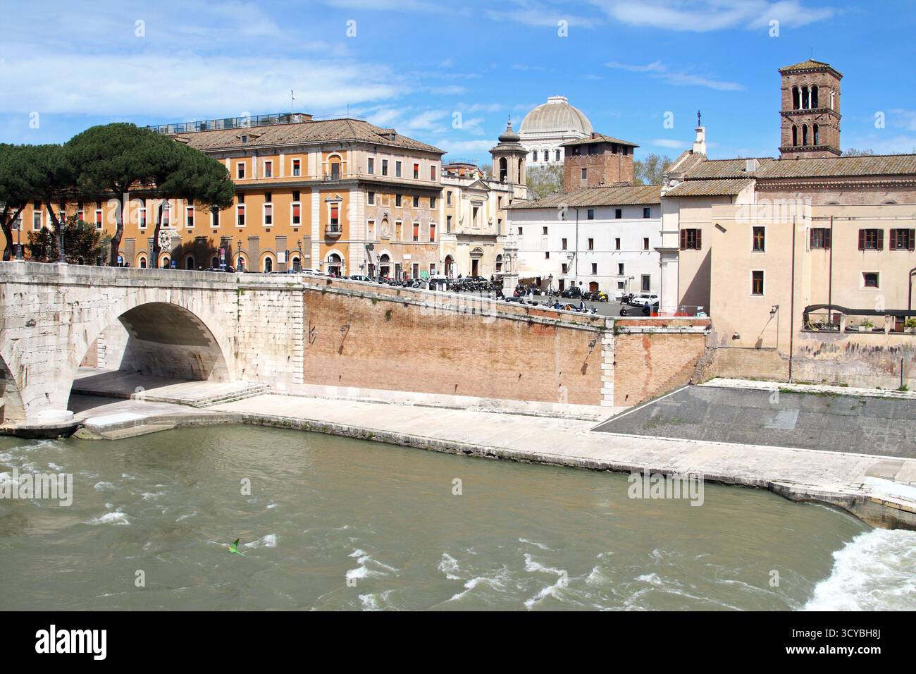 Rome, Italie : vue sur le Tibre de Trastevere à l'île du Tibre, y compris les églises San Giovanni Calibita et San Bartolomeo et Ponte Cestio Banque D'Images