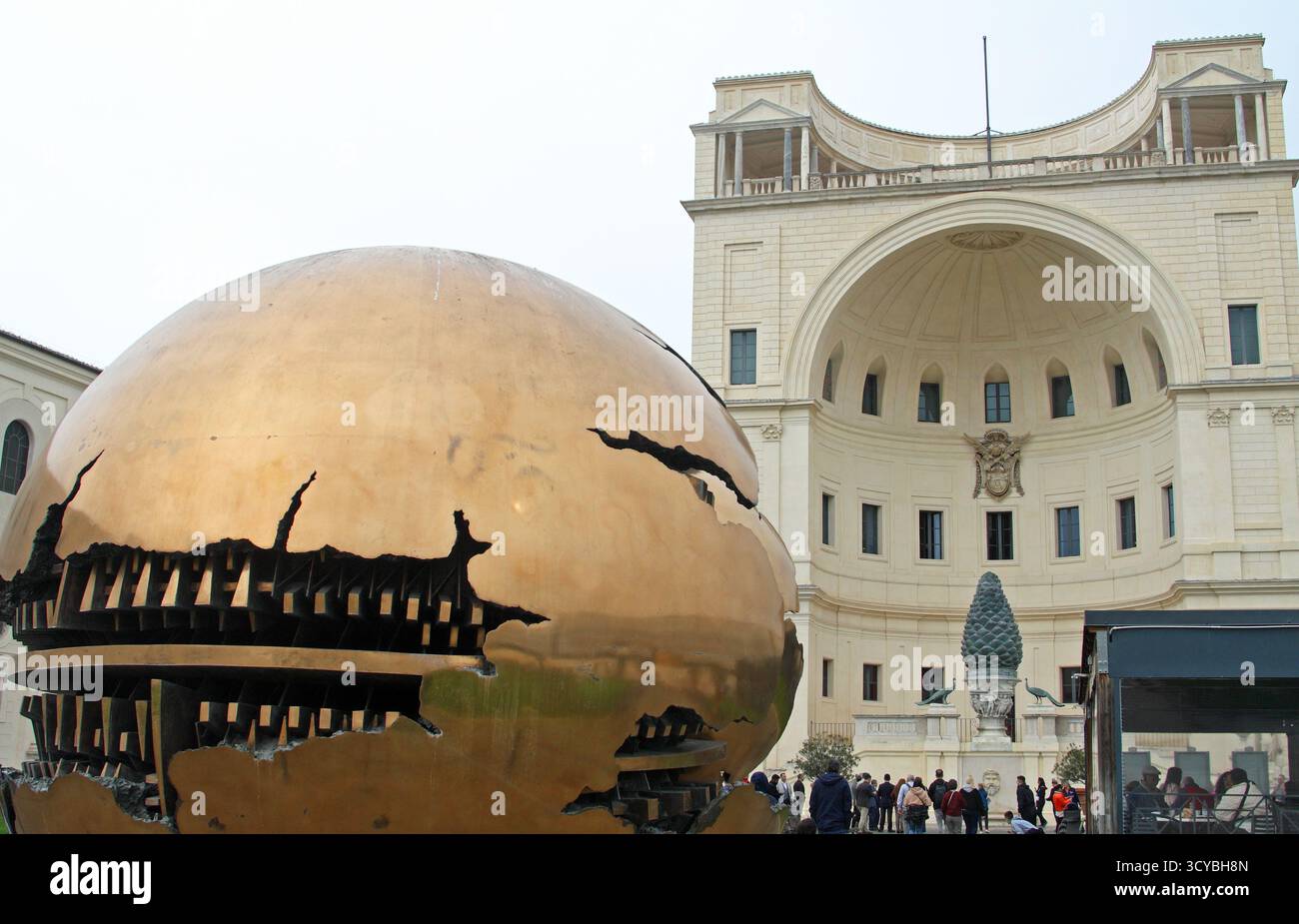 Sphère dans sphère (Sfera con sfera), sculpture sphérique en bronze du sculpteur italien Arnaldo Pomodoro dans la Cité du Vatican. Rome, Italie Banque D'Images