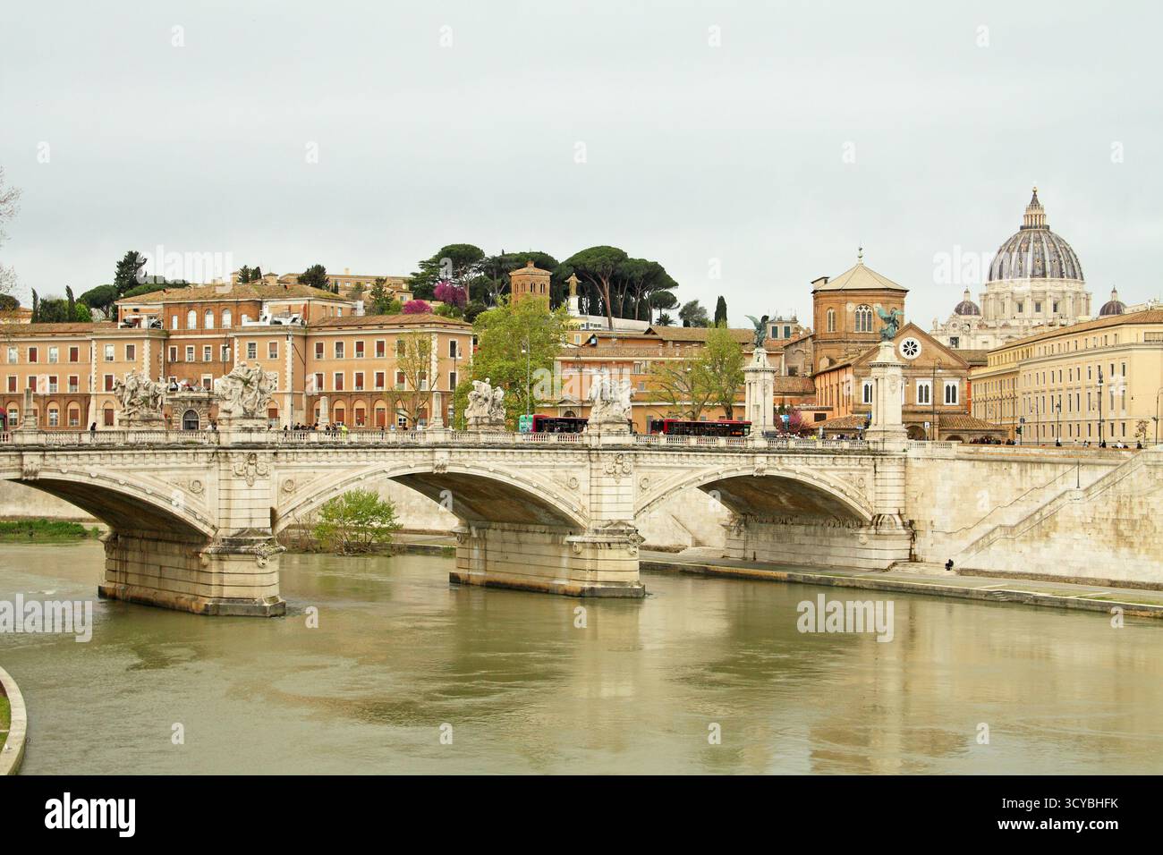 Rome, Italie : vue depuis le pont du Ponte Sant'Angelo, y compris le Tibre, le dôme de la basilique Saint-Pierre et le pont Victor-Emmanuel II Banque D'Images