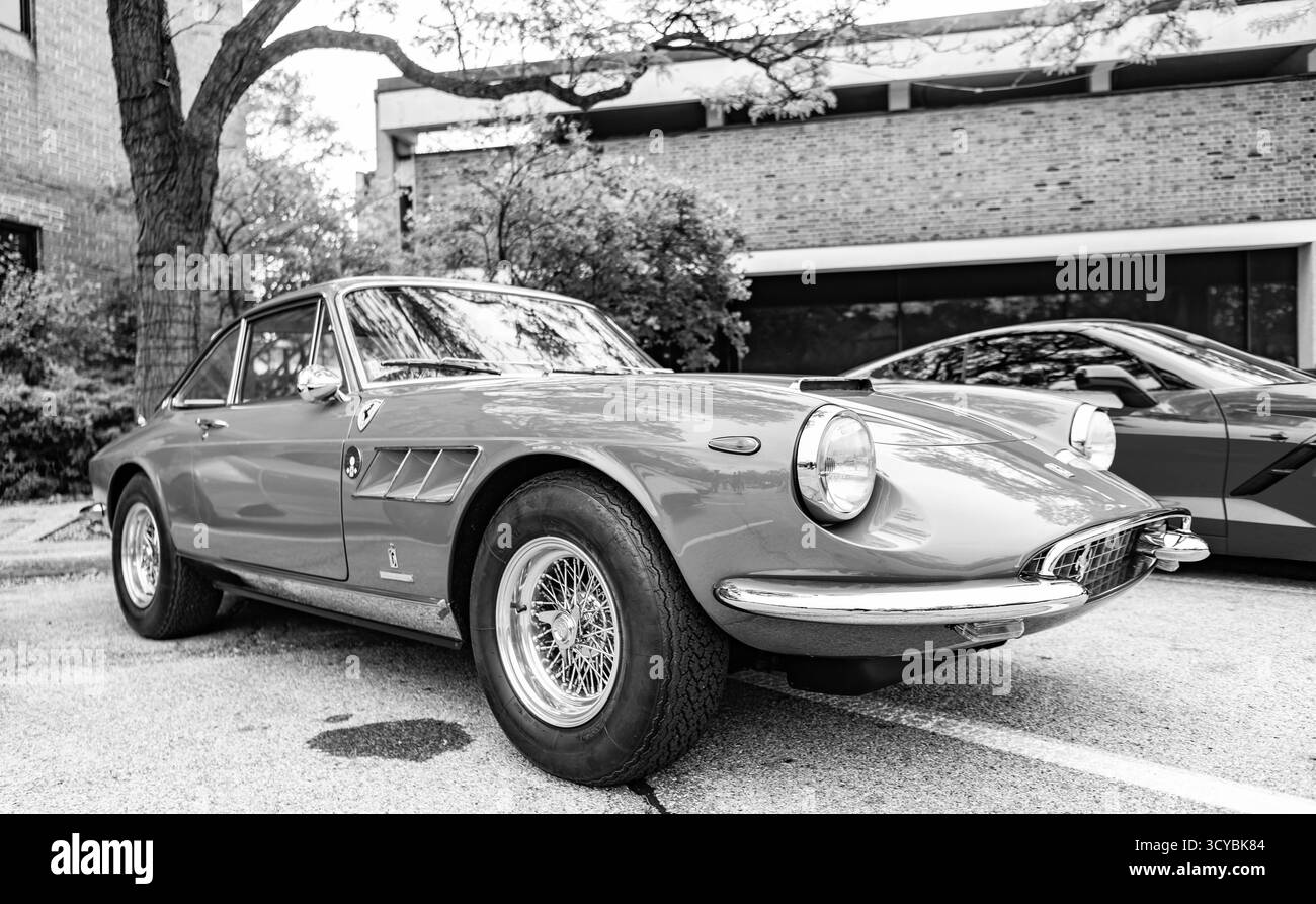 Chicago, Illinois - septembre 29, 2024:F errari 500 Superfast Speziale 1965 . Green Ferrari 500 Superfast Speziale 1965 garé dans la rue. Banque D'Images