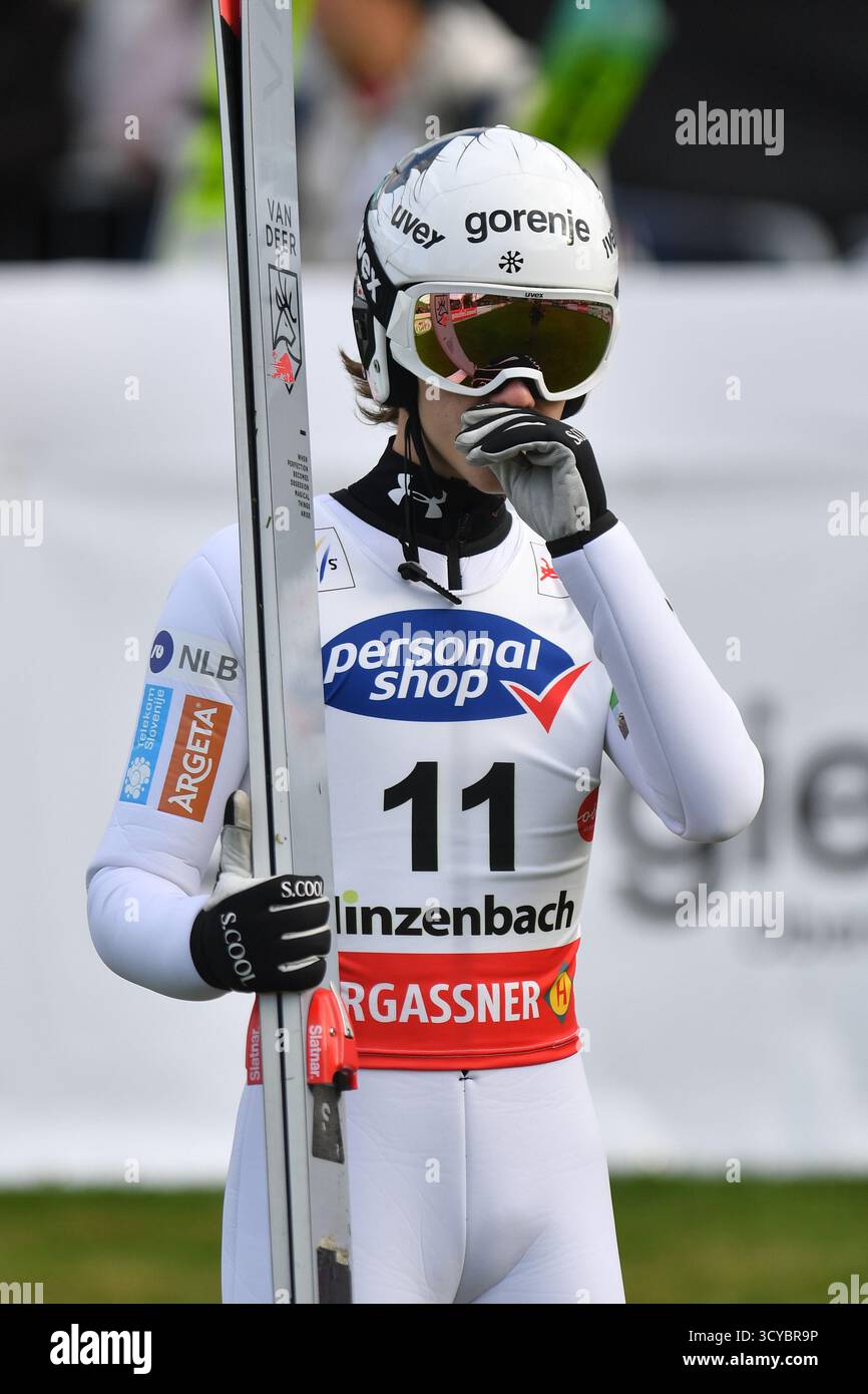 Eferding, Autriche. 18 octobre 2025. EFERDING, AUTRICHE - 18 OCTOBRE : Enej Faletic de Slovénie participe au HS 90 féminin à la Coupe du monde de saut à ski Viessmann FIS Hinzenbach à Energie AG Skisprungarena le 18 octobre 2025 à Eferding, Autriche 251018_SEPA_24_113 - 20251018_PD6710 crédit : APA-PictureDesk/Alamy Live News Banque D'Images