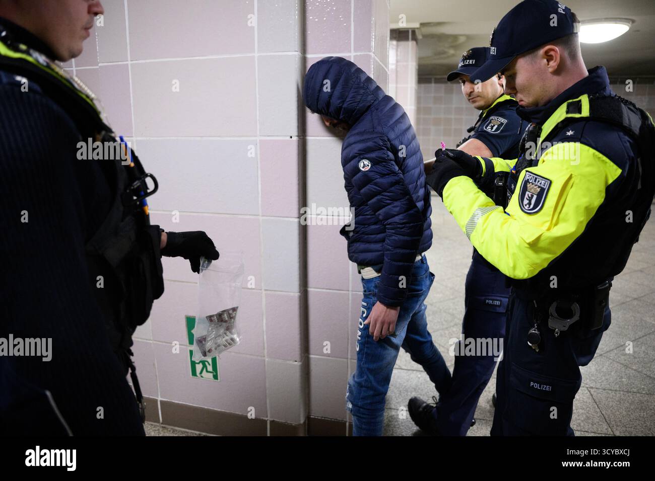 Berlin, Allemagne. 10 octobre 2025. Des policiers de l'unité de présence et de hotspot (BPE) de la police berlinoise vérifient un trafiquant de drogue présumé à la station de métro de Kottbusser Tor à Kreuzberg. Le BPE s'occupe principalement du travail de la police dans les zones de criminalité de la Direction 5 (ville). Outre Alexanderplatz et Warschauer Brücke, l'accent est mis sur le parc Görlitzer et la zone autour de Kottbusser Tor. Crédit : Bernd von Jutrczenka/dpa/Alamy Live News Banque D'Images