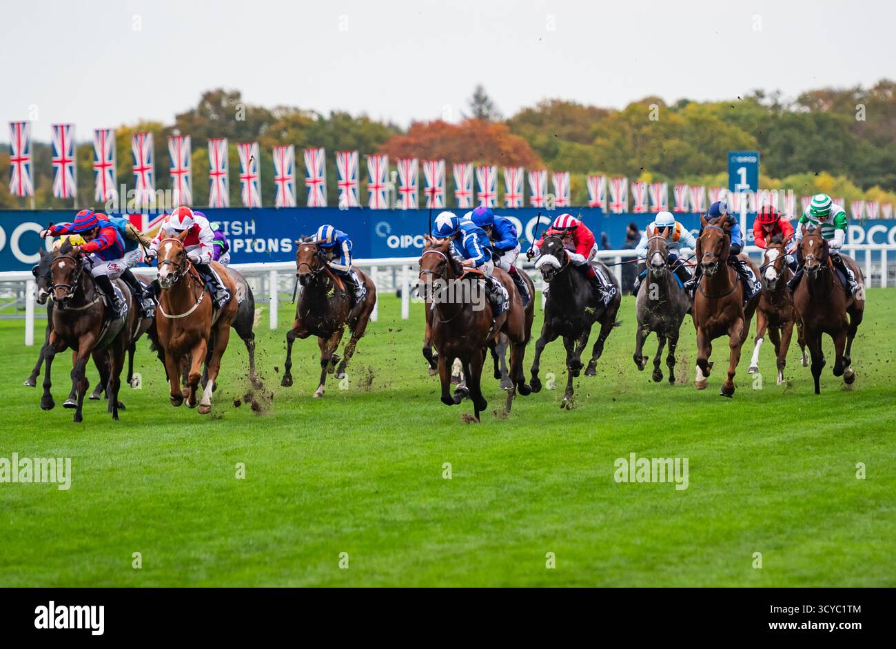 Ascot, Berkshire, samedi 18 octobre 2025 ; Crown of Oaks et le jockey Tom Marquand remportent les Balmoral handicap Stakes (Class 2) (sponsorisé par QIPCO) pour l’entraîneur William Haggas et les propriétaires Mr Tony Bloom & Mr Ian McAleavy. Crédit JTW Equine images / Alamy Live News Banque D'Images