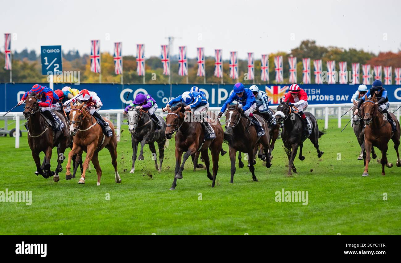Ascot, Berkshire, samedi 18 octobre 2025 ; Crown of Oaks et le jockey Tom Marquand remportent les Balmoral handicap Stakes (Class 2) (sponsorisé par QIPCO) pour l’entraîneur William Haggas et les propriétaires Mr Tony Bloom & Mr Ian McAleavy. Crédit JTW Equine images / Alamy Live News Banque D'Images