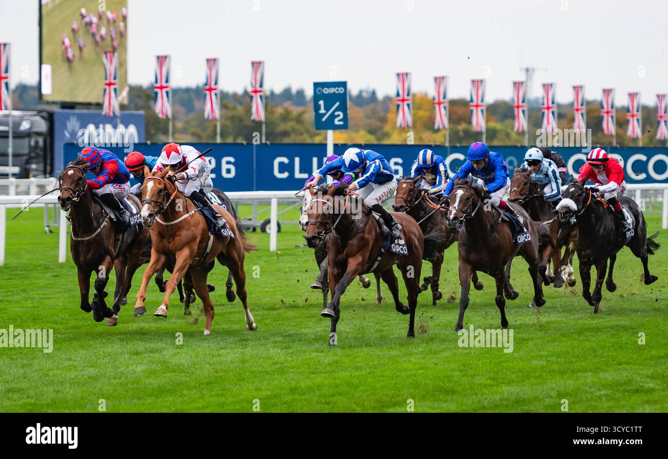 Ascot, Berkshire, samedi 18 octobre 2025 ; Crown of Oaks et le jockey Tom Marquand remportent les Balmoral handicap Stakes (Class 2) (sponsorisé par QIPCO) pour l’entraîneur William Haggas et les propriétaires Mr Tony Bloom & Mr Ian McAleavy. Crédit JTW Equine images / Alamy Live News Banque D'Images