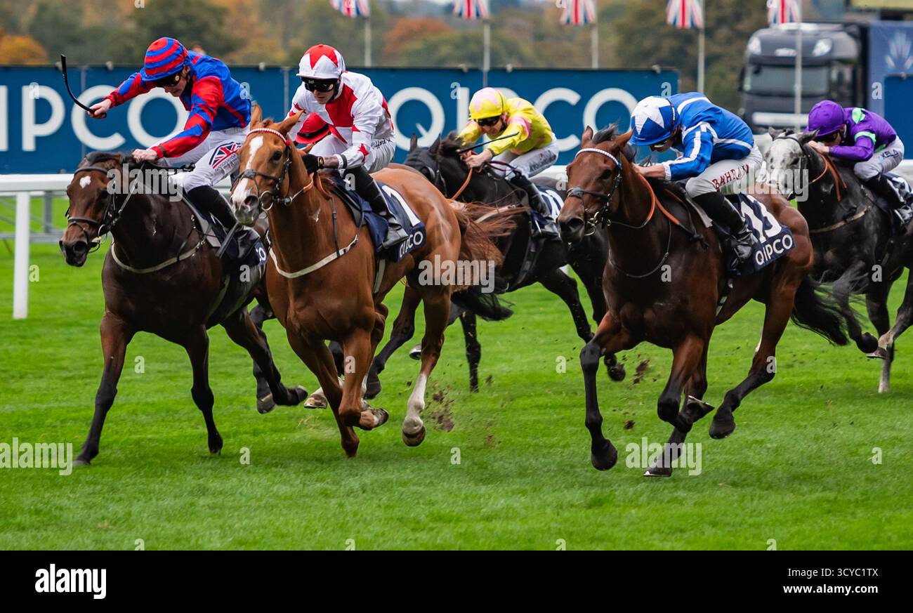 Ascot, Berkshire, samedi 18 octobre 2025 ; Crown of Oaks et le jockey Tom Marquand remportent les Balmoral handicap Stakes (Class 2) (sponsorisé par QIPCO) pour l’entraîneur William Haggas et les propriétaires Mr Tony Bloom & Mr Ian McAleavy. Crédit JTW Equine images / Alamy Live News Banque D'Images