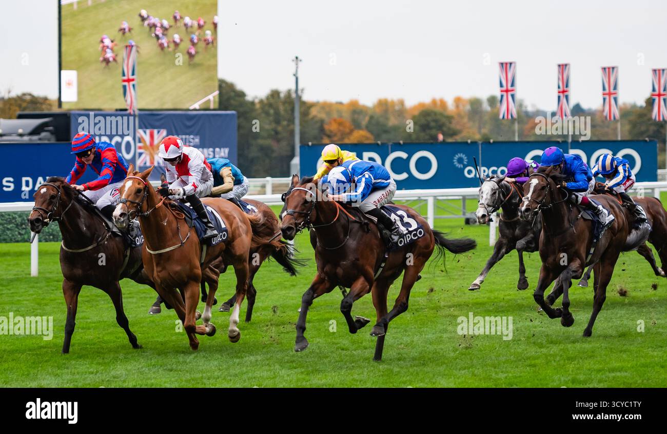 Ascot, Berkshire, samedi 18 octobre 2025 ; Crown of Oaks et le jockey Tom Marquand remportent les Balmoral handicap Stakes (Class 2) (sponsorisé par QIPCO) pour l’entraîneur William Haggas et les propriétaires Mr Tony Bloom & Mr Ian McAleavy. Crédit JTW Equine images / Alamy Live News Banque D'Images