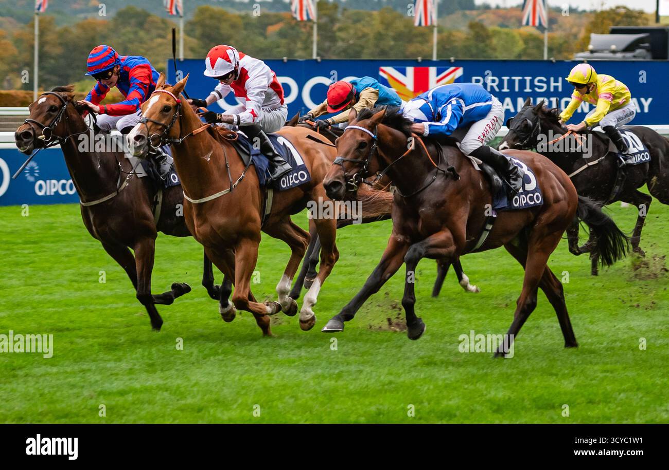 Ascot, Berkshire, samedi 18 octobre 2025 ; Crown of Oaks et le jockey Tom Marquand remportent les Balmoral handicap Stakes (Class 2) (sponsorisé par QIPCO) pour l’entraîneur William Haggas et les propriétaires Mr Tony Bloom & Mr Ian McAleavy. Crédit JTW Equine images / Alamy Live News Banque D'Images