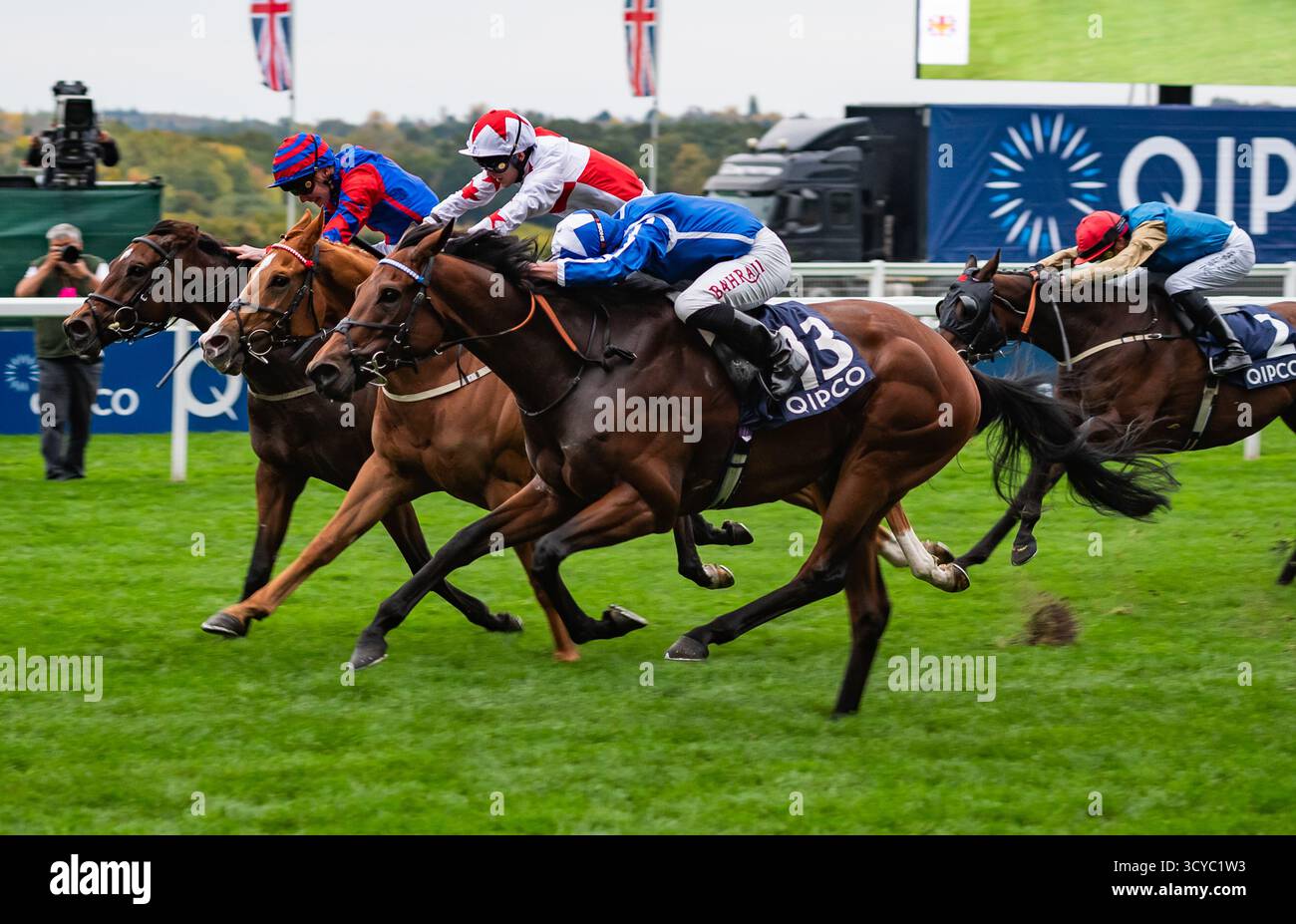 Ascot, Berkshire, samedi 18 octobre 2025 ; Crown of Oaks et le jockey Tom Marquand remportent les Balmoral handicap Stakes (Class 2) (sponsorisé par QIPCO) pour l’entraîneur William Haggas et les propriétaires Mr Tony Bloom & Mr Ian McAleavy. Crédit JTW Equine images / Alamy Live News Banque D'Images