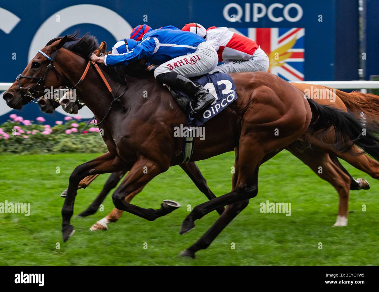 Ascot, Berkshire, samedi 18 octobre 2025 ; Crown of Oaks et le jockey Tom Marquand remportent les Balmoral handicap Stakes (Class 2) (sponsorisé par QIPCO) pour l’entraîneur William Haggas et les propriétaires Mr Tony Bloom & Mr Ian McAleavy. Crédit JTW Equine images / Alamy Live News Banque D'Images