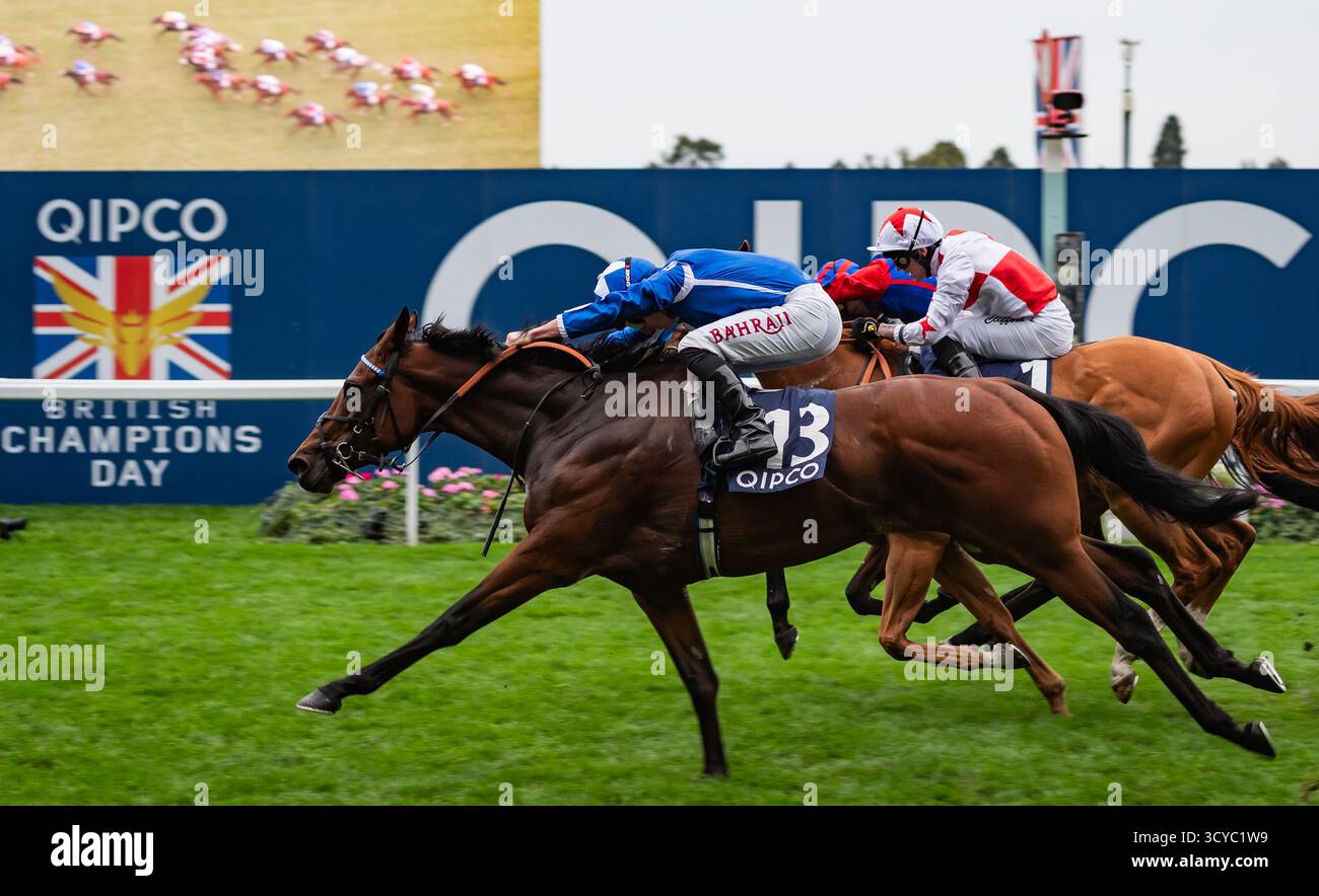 Ascot, Berkshire, samedi 18 octobre 2025 ; Crown of Oaks et le jockey Tom Marquand remportent les Balmoral handicap Stakes (Class 2) (sponsorisé par QIPCO) pour l’entraîneur William Haggas et les propriétaires Mr Tony Bloom & Mr Ian McAleavy. Crédit JTW Equine images / Alamy Live News Banque D'Images