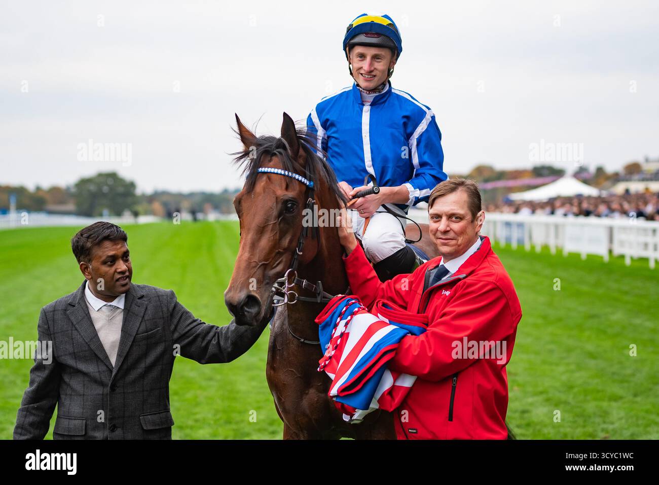 Ascot, Berkshire, samedi 18 octobre 2025 ; Crown of Oaks et le jockey Tom Marquand remportent les Balmoral handicap Stakes (Class 2) (sponsorisé par QIPCO) pour l’entraîneur William Haggas et les propriétaires Mr Tony Bloom & Mr Ian McAleavy. Crédit JTW Equine images / Alamy Live News Banque D'Images