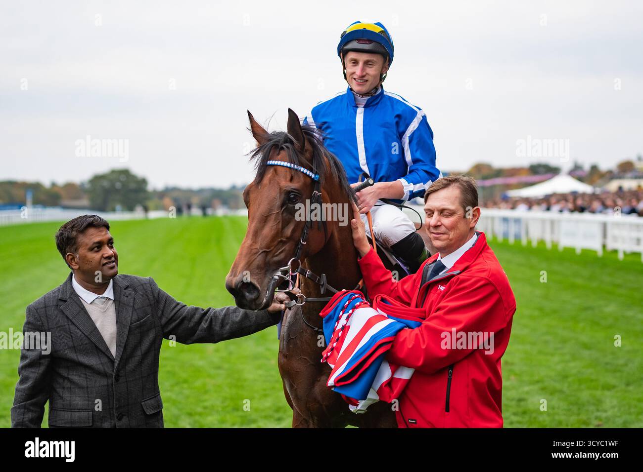 Ascot, Berkshire, samedi 18 octobre 2025 ; Crown of Oaks et le jockey Tom Marquand remportent les Balmoral handicap Stakes (Class 2) (sponsorisé par QIPCO) pour l’entraîneur William Haggas et les propriétaires Mr Tony Bloom & Mr Ian McAleavy. Crédit JTW Equine images / Alamy Live News Banque D'Images
