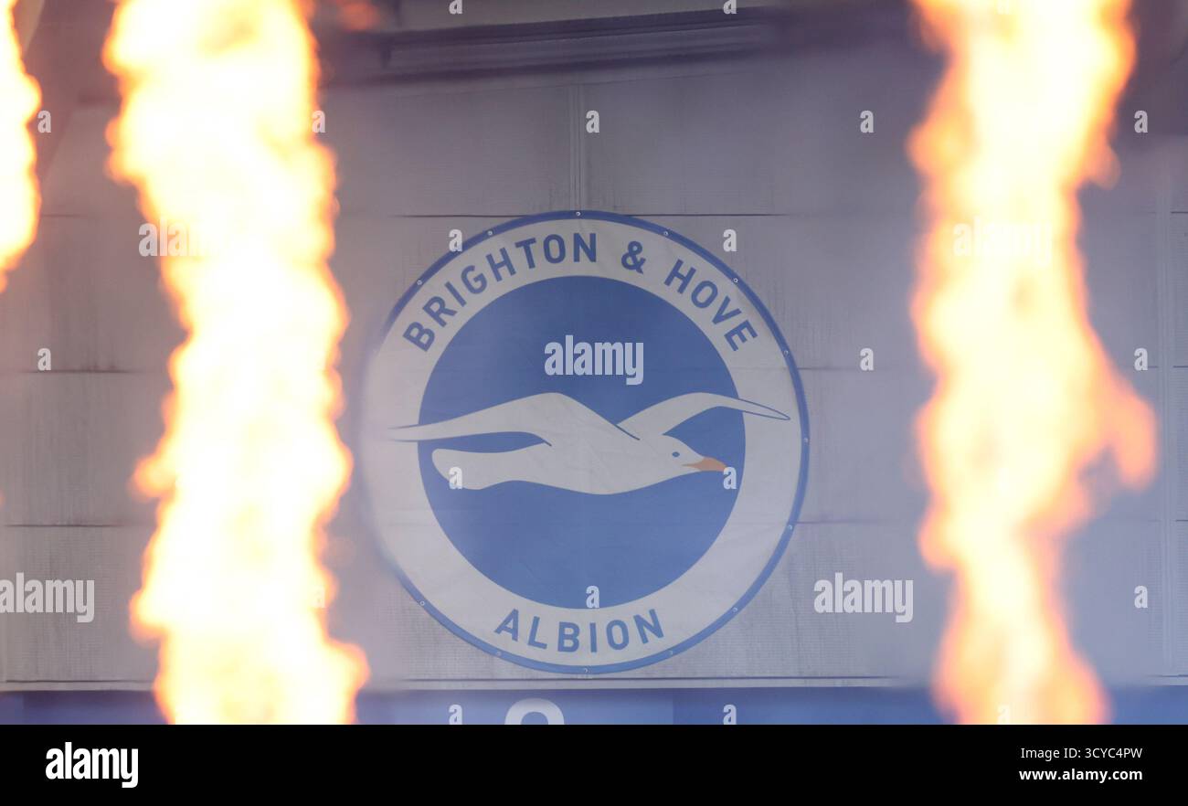 Brighton et Hove, Royaume-Uni. 18 octobre 2025. Des pyrotechnies sont vues passer devant l'écusson du club Brighton et Hove Albion à l'intérieur du stade lors du match de Brighton et Hove Albion vs Newcastle United premier League à l'AMEX Stadium, Brighton et Hove. Le crédit photo devrait se lire : Paul Terry/Sportimage crédit : Sportimage Ltd/Alamy Live News Banque D'Images Brighton et Hove, Royaume-Uni. 18 octobre 2025. Des pyrotechnies sont vues passer devant l'écusson du club Brighton et Hove Albion à l'intérieur du stade lors du match de Brighton et Hove Albion vs Newcastle United premier League à l'AMEX Stadium, Brighton et Hove. Le crédit photo devrait se lire : Paul Terry/Sportimage crédit : Sportimage Ltd/Alamy Live News Banque D'Images