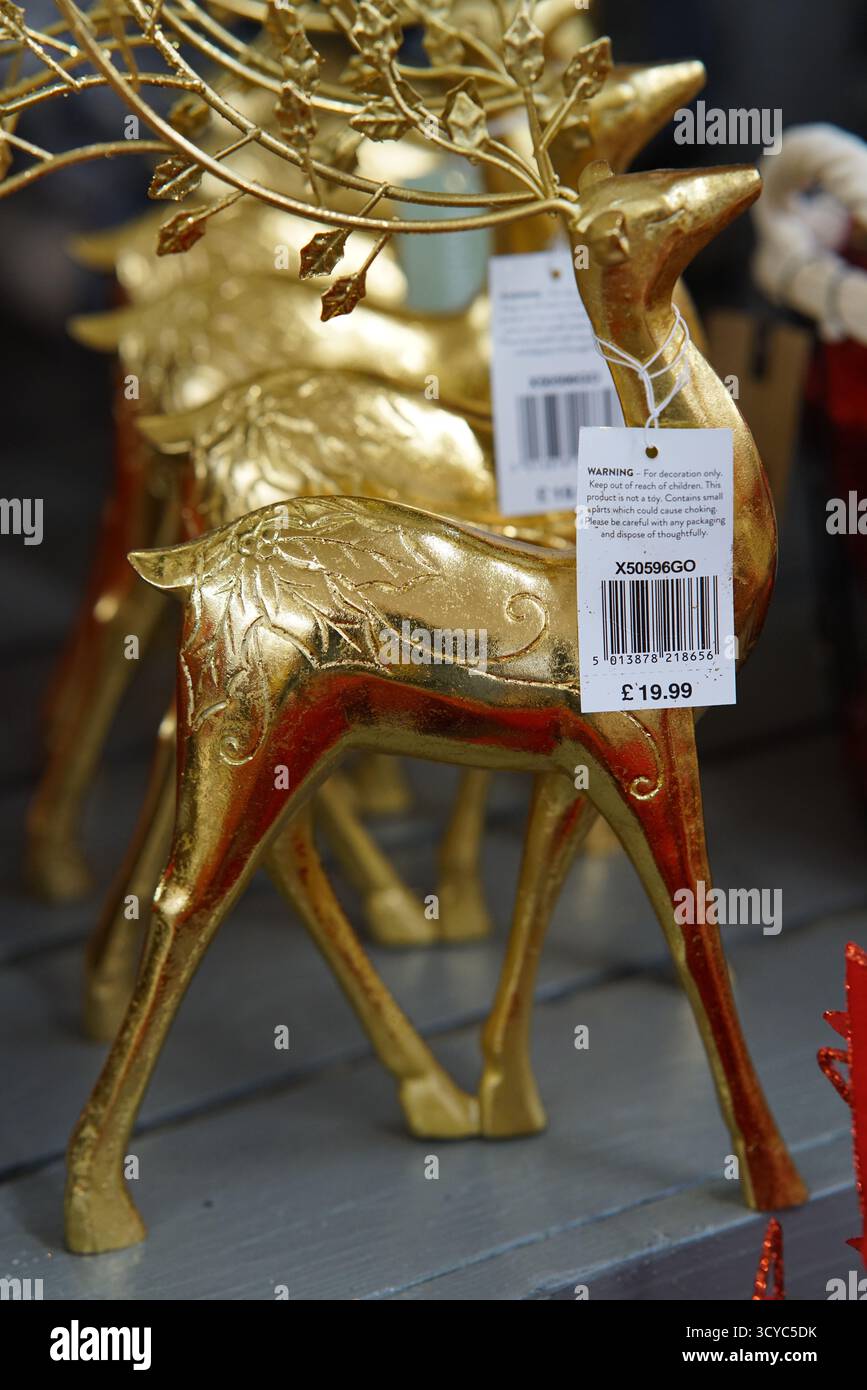Ornements de rennes dorés sur l'affichage festif avec étiquettes de prix au Haskins Garden Centre pendant la saison de Noël. Banque D'Images