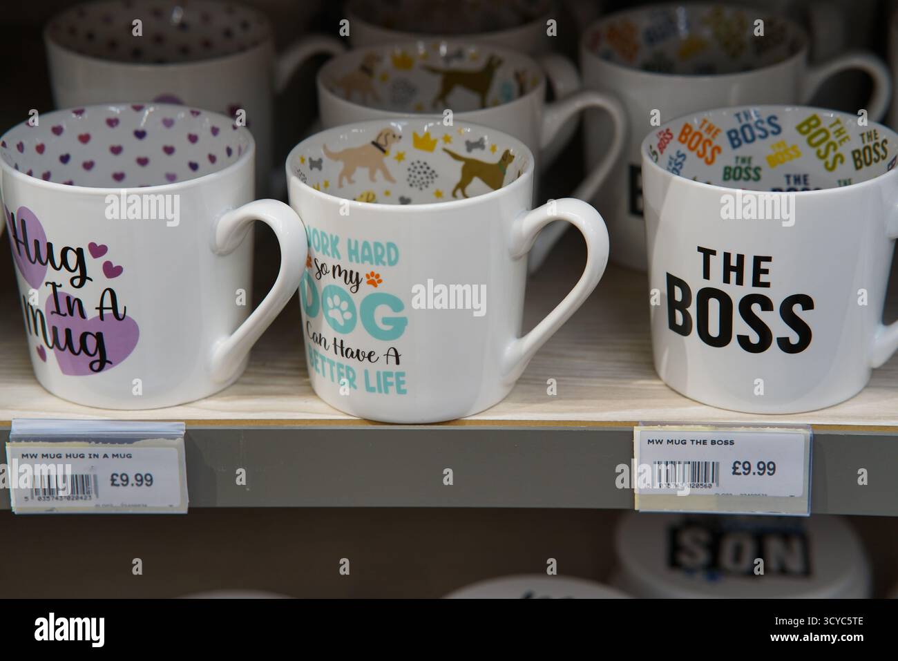 Tasses imprimées assorties avec des textes festifs et humoristiques en vente dans la section cadeaux du Haskins Garden Centre. Banque D'Images