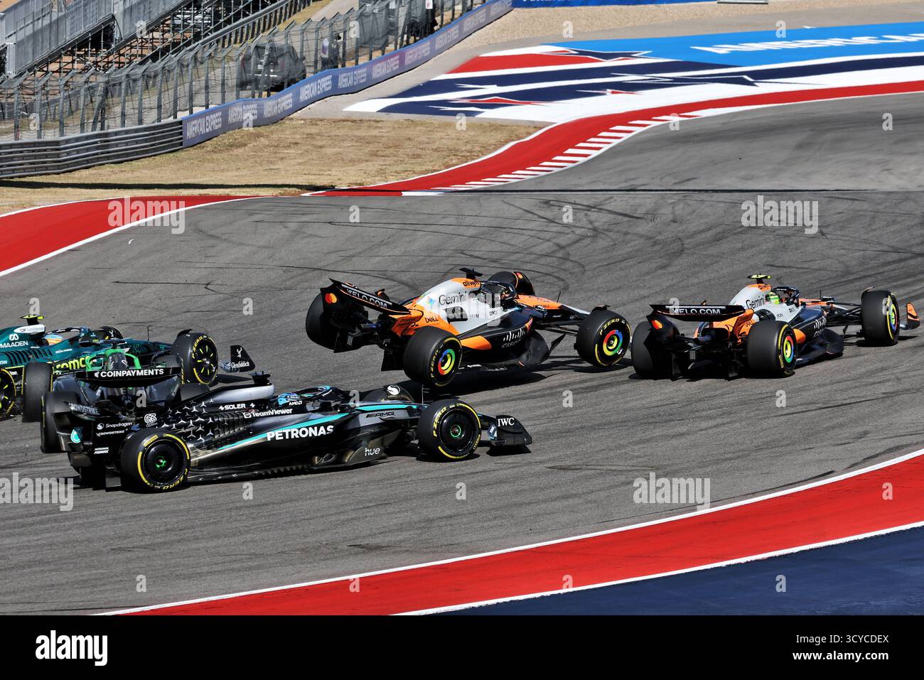 Austin, États-Unis. 18 octobre 2025. Oscar Piastri (AUS) McLaren MCL39 et Lando Norris (GBR) McLaren MCL39 s'écrasent au départ de la course. 18.10.2025. Championnat du monde de formule 1, Rd 19, Grand Prix des États-Unis, Austin, Texas, États-Unis, sprint et qualification. Crédit : James Moy/Alamy Live News Banque D'Images