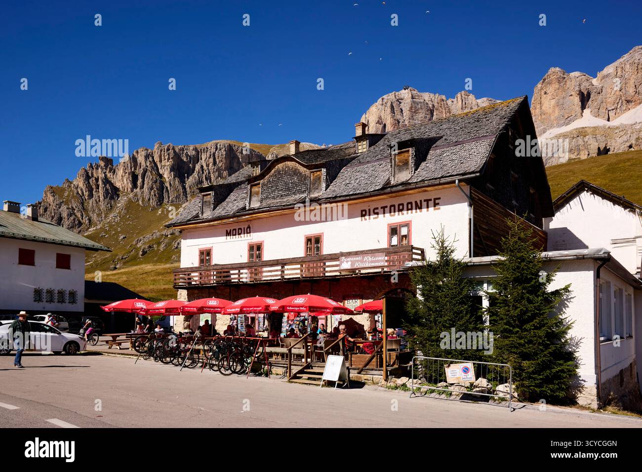Restaurants à la base des Dolomites, Italie Banque D'Images