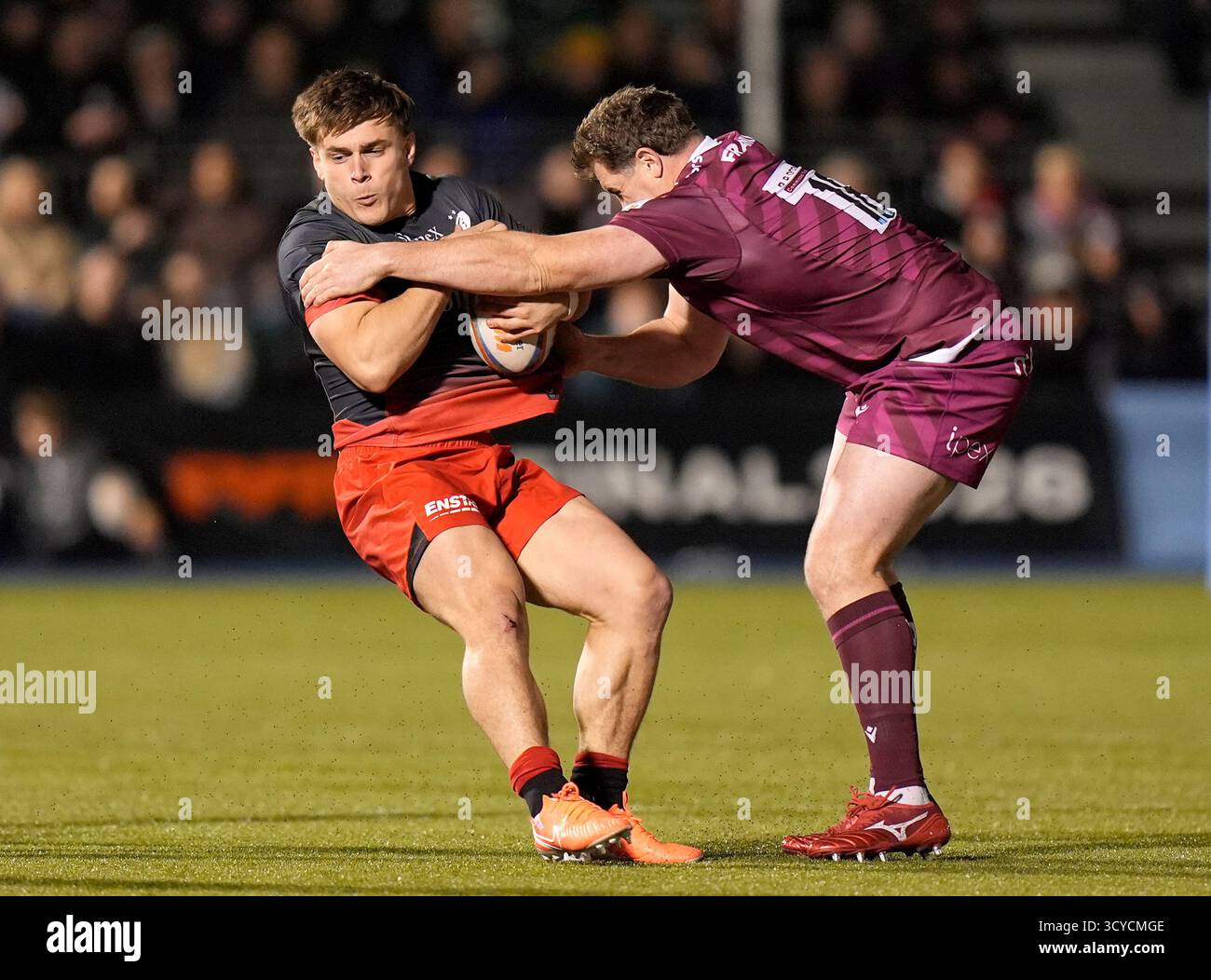 Theo Dan des Saracens (à gauche) est attaqué par James Harper des Sale Sharks lors du Gallagher PREM match au StoneX Stadium de Londres. Date de la photo : samedi 18 octobre 2025. Banque D'Images