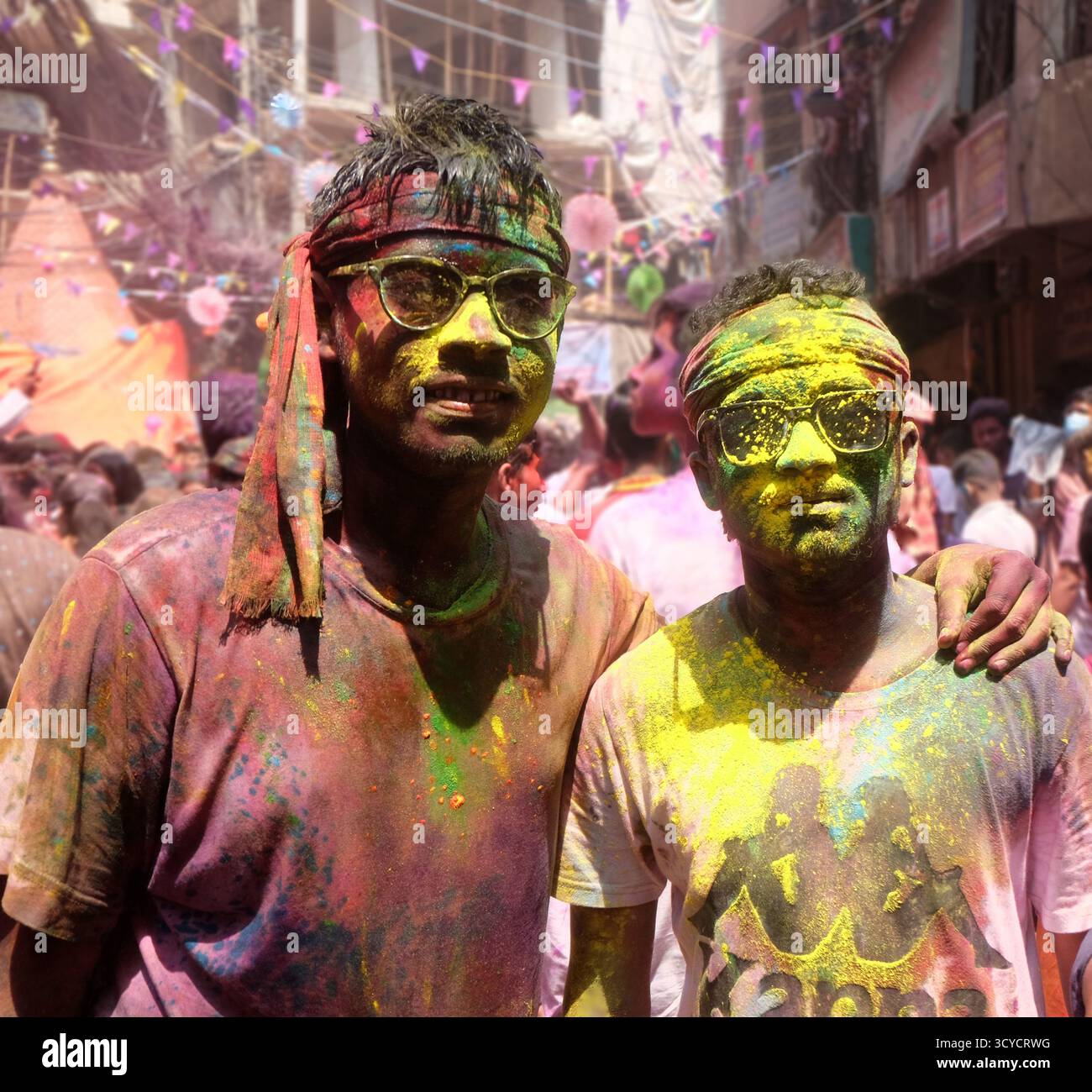 Holi au Bangladesh est un joyeux festival de couleurs célébré avec de la musique, de la danse et de l'unité, symbolisant l'amour, le renouveau, et la victoire du bien. Banque D'Images