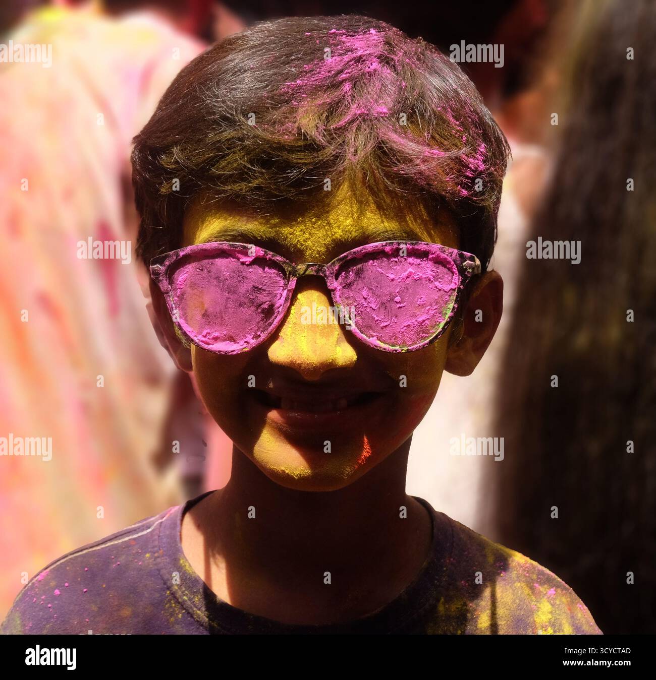 Holi au Bangladesh est un joyeux festival de couleurs célébré avec de la musique, de la danse et de l'unité, symbolisant l'amour, le renouveau, et la victoire du bien. Banque D'Images