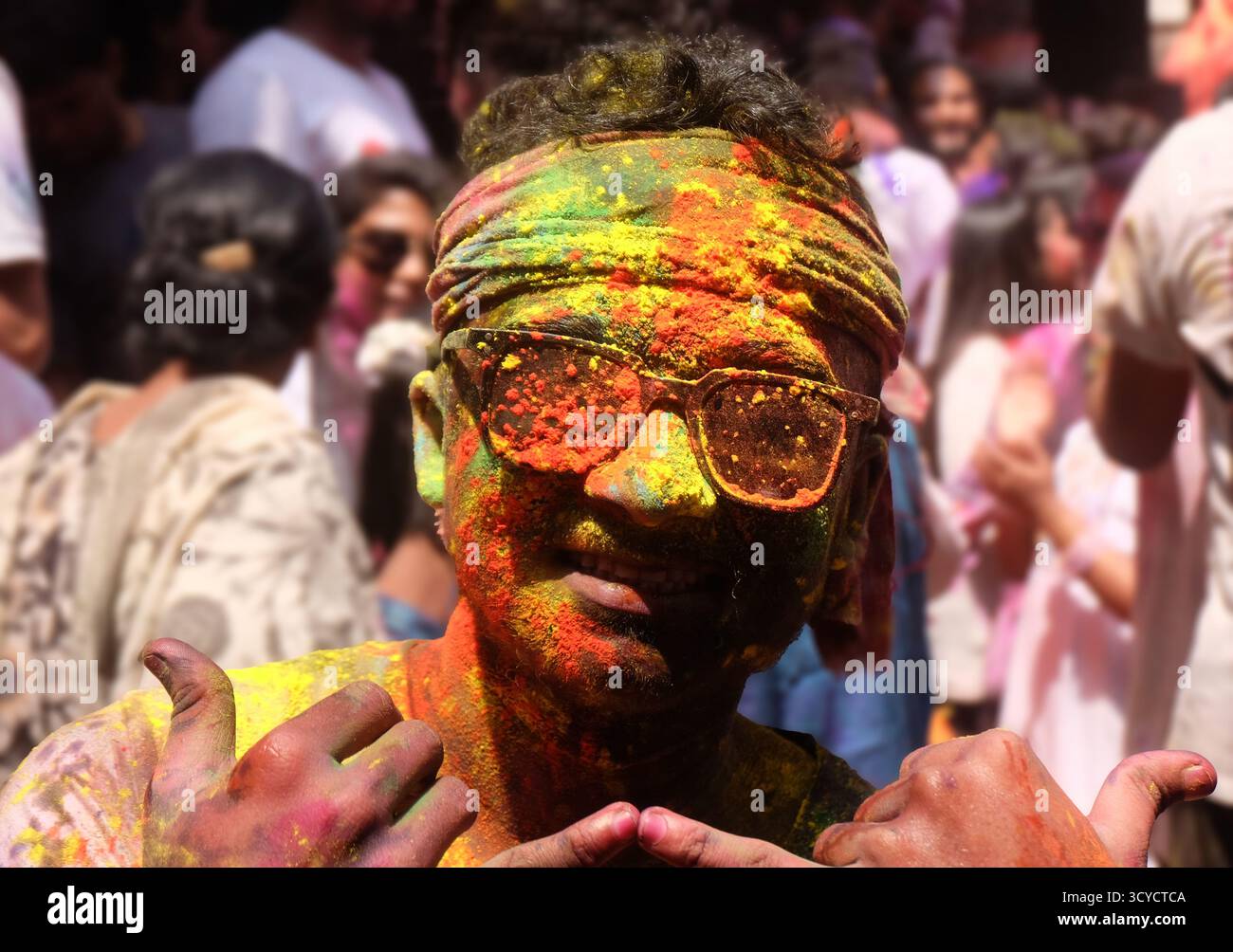 Holi au Bangladesh est un joyeux festival de couleurs célébré avec de la musique, de la danse et de l'unité, symbolisant l'amour, le renouveau, et la victoire du bien. Banque D'Images