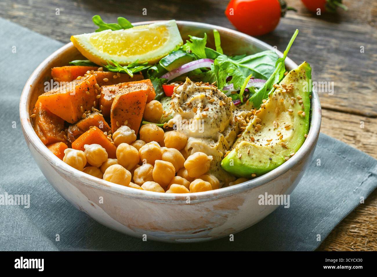 Bol de pois chiches, salade, patate douce, salade et avocat Banque D'Images