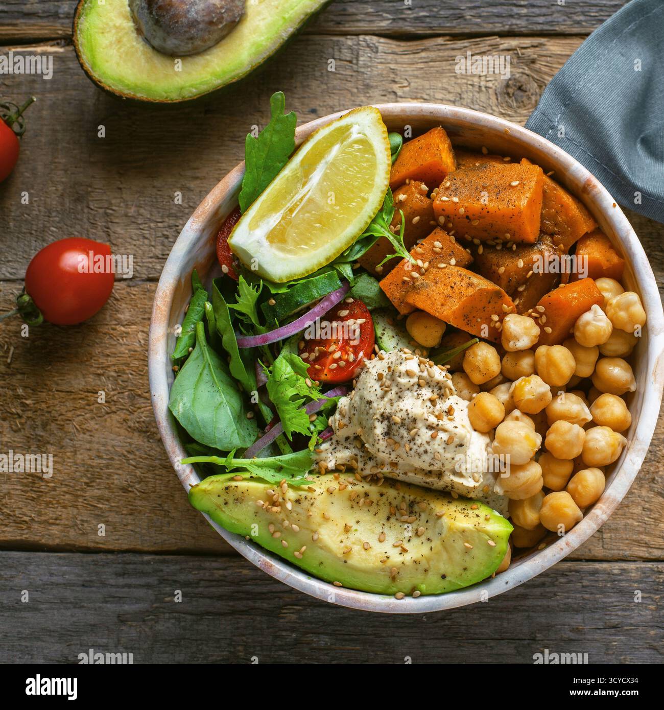 Bol de pois chiches, salade, patate douce, salade et avocat Banque D'Images