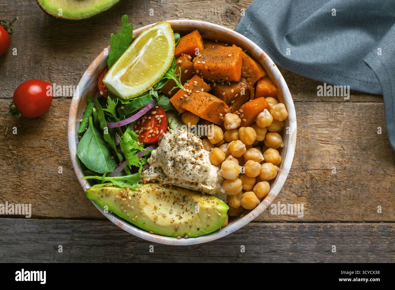 Bol de pois chiches, salade, patate douce, salade et avocat Banque D'Images
