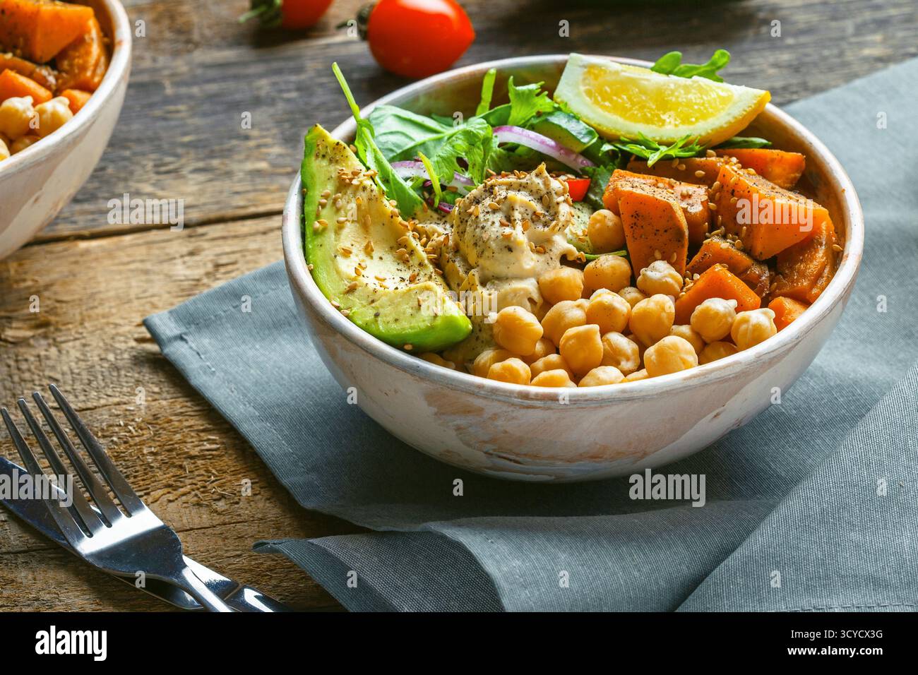 Bol de pois chiches, salade, patate douce, salade et avocat Banque D'Images