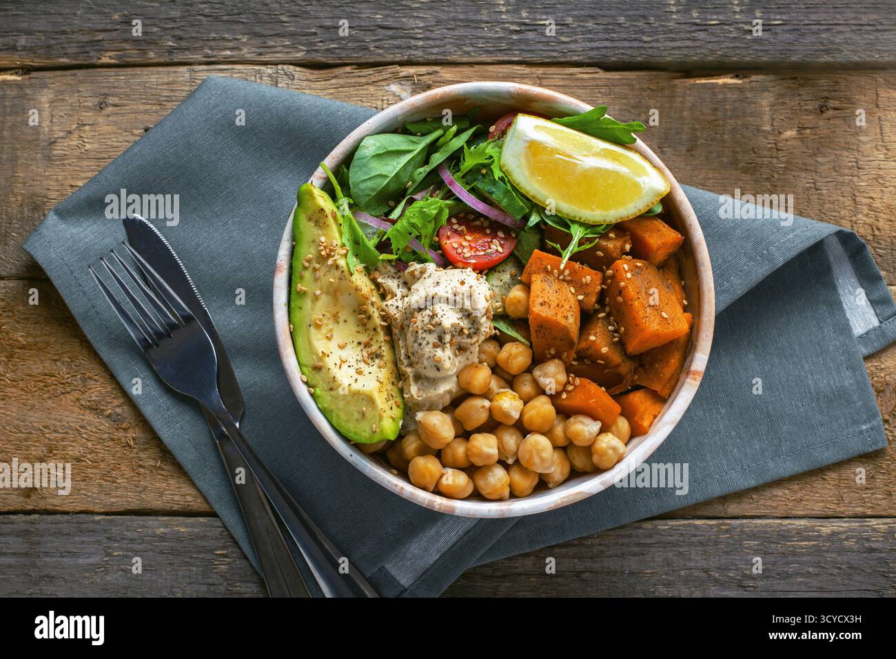 Bol de pois chiches, salade, patate douce, salade et avocat Banque D'Images