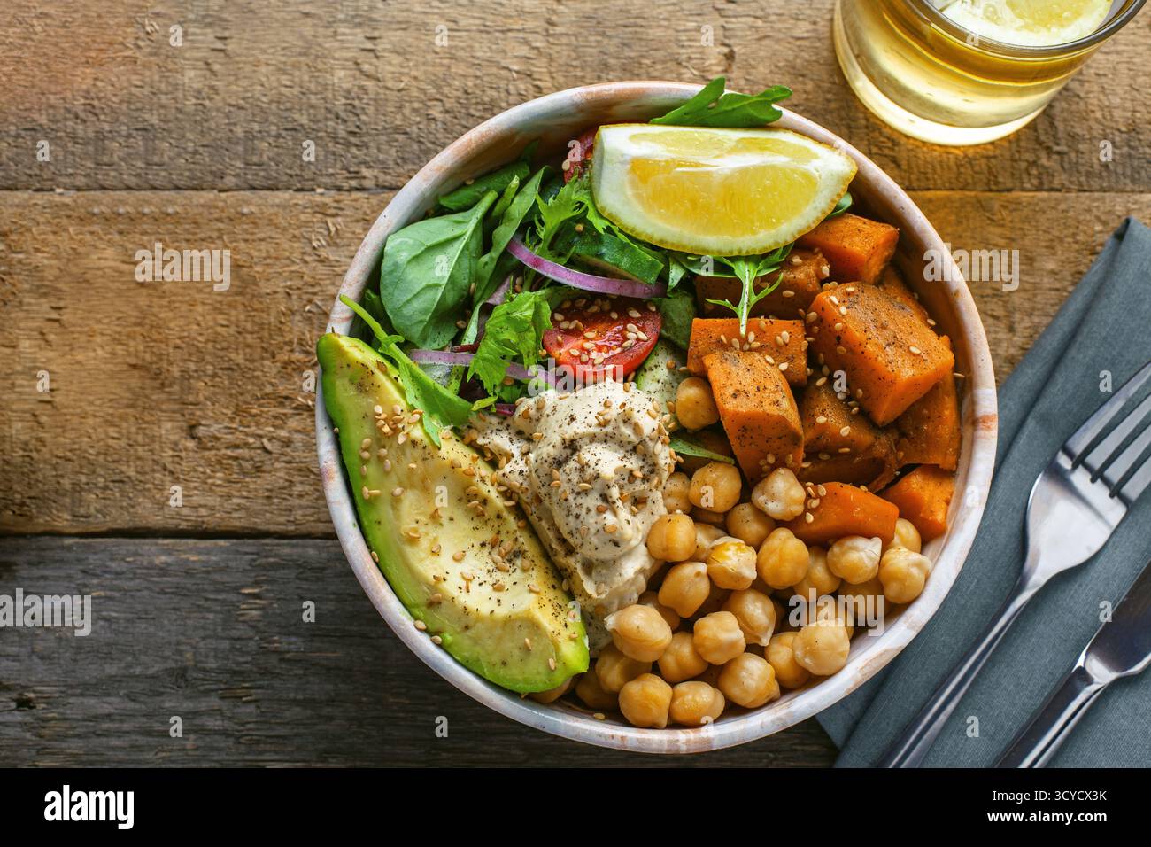 Bol de pois chiches, salade, patate douce, salade et avocat Banque D'Images