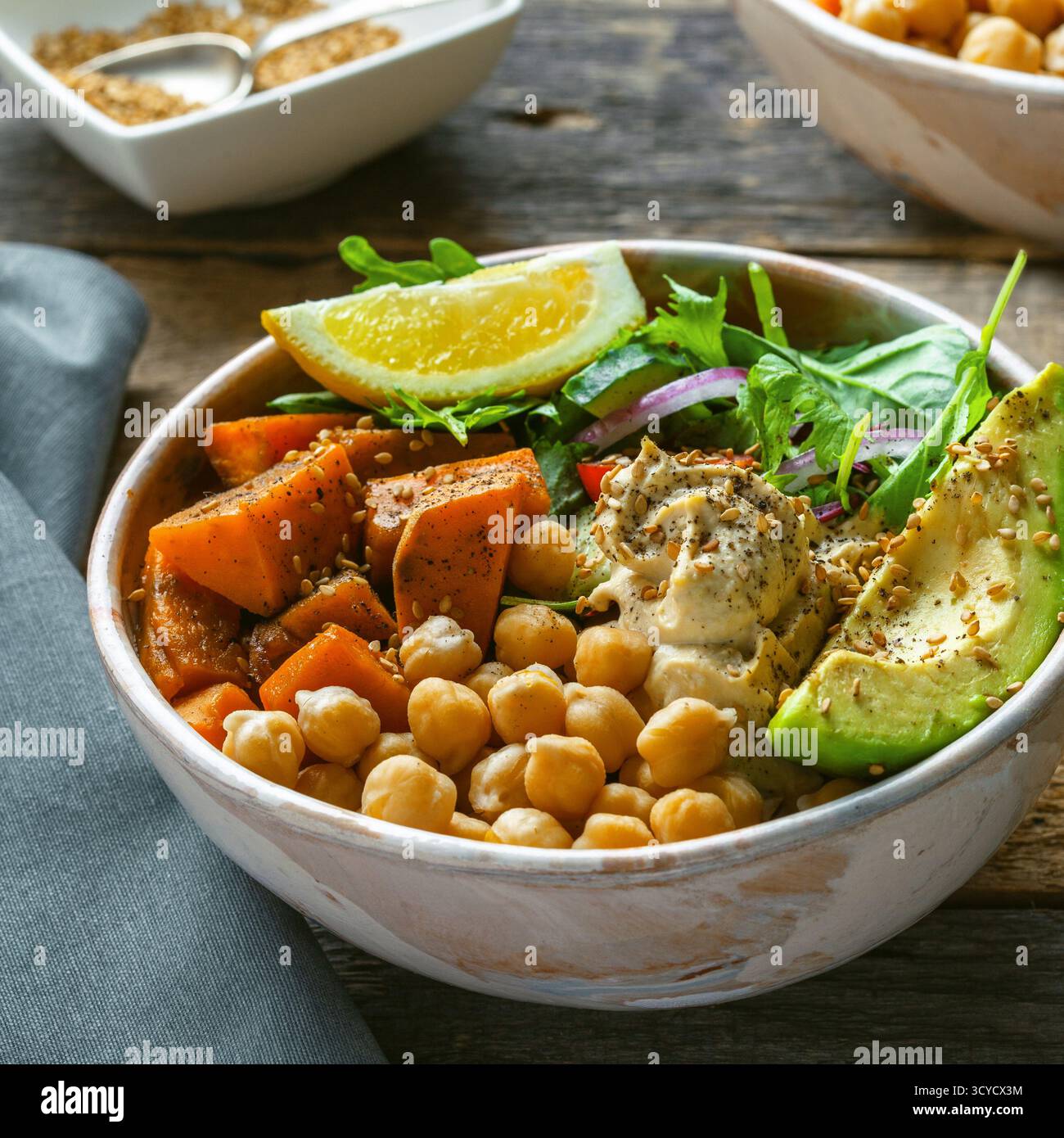 Bol de pois chiches, salade, patate douce, salade et avocat Banque D'Images
