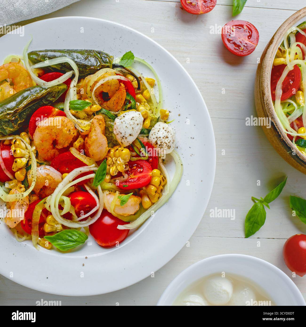 Nouilles méditerranéennes aux courgettes avec crevettes, mozzarella et légumes colorés Banque D'Images
