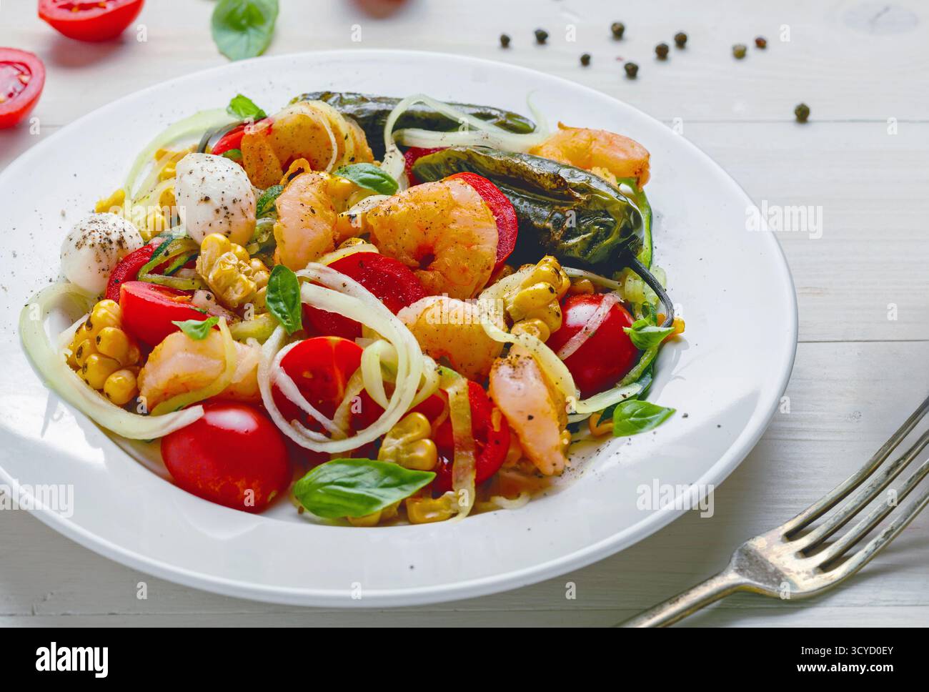Nouilles méditerranéennes aux courgettes avec crevettes, mozzarella et légumes colorés Banque D'Images