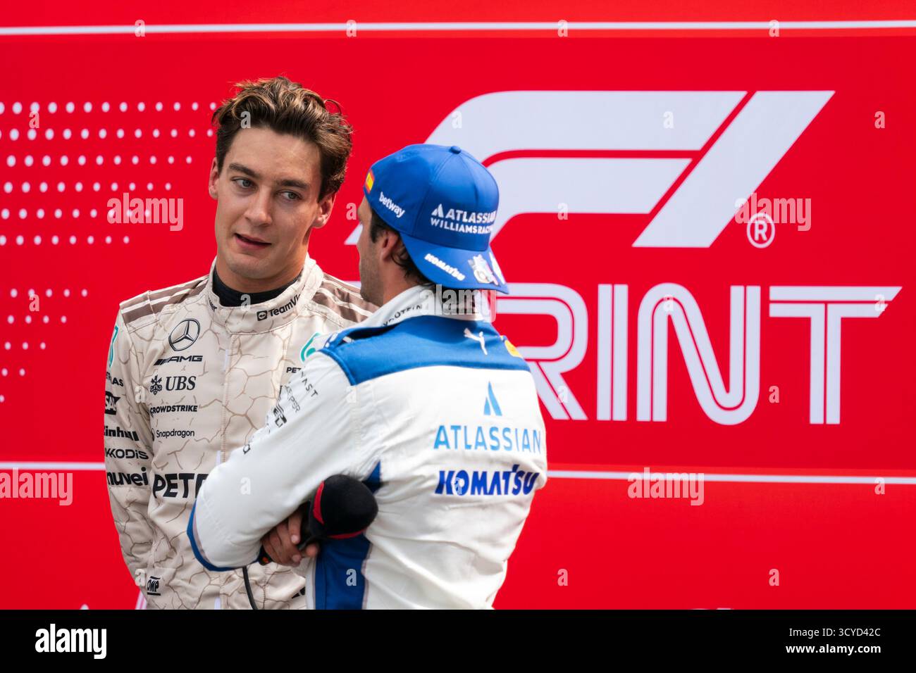 Austin, États-Unis. 18 octobre 2025. Le pilote britannique George Russell de Mercedes-AMG Petronas, deuxième place, s'entretient avec le pilote espagnol Carlos Sainz Jr. de Williams Racing, troisième place, après la course de sprint au Grand Prix de formule 1 des États-Unis sur le circuit des Amériques à Austin, Texas, le samedi 18 octobre 2025. Photo de Greg Nash/UPI crédit : UPI/Alamy Live News Banque D'Images