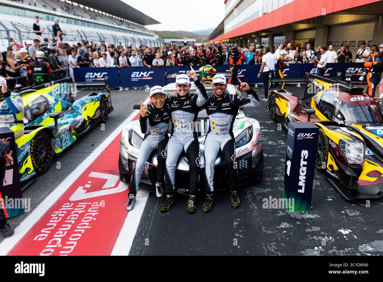 82 ANDRADE Rui (ang), EASTWOOD Charlie (irl), KOIZUMI Hiroshi (jpn), TF Sport, Chevrolet Corvette Z06 GT3.R, LMGT3, vainqueurs des 4 heures de Portimao, 6ème manche de la European le Mans Series 2025 sur l'Autodromo Internacional do Algarve du 16 au 18 octobre 2025 à Portimao, Portugal Banque D'Images