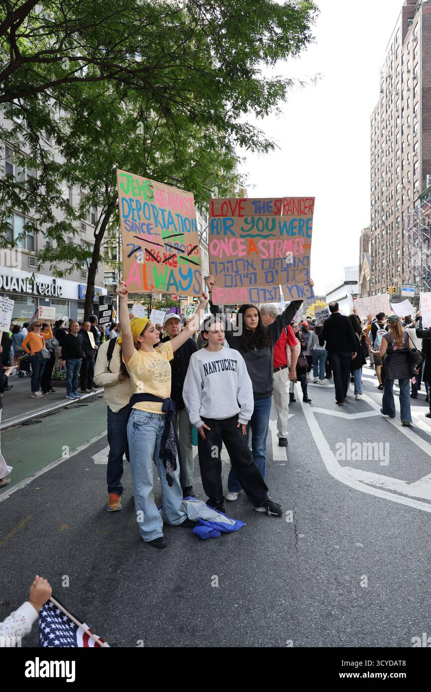 Photos inédites de la marche de protestation anti-Trump No Kings - Midtown Manhattan, NYC - 18 octobre 2025 Banque D'Images