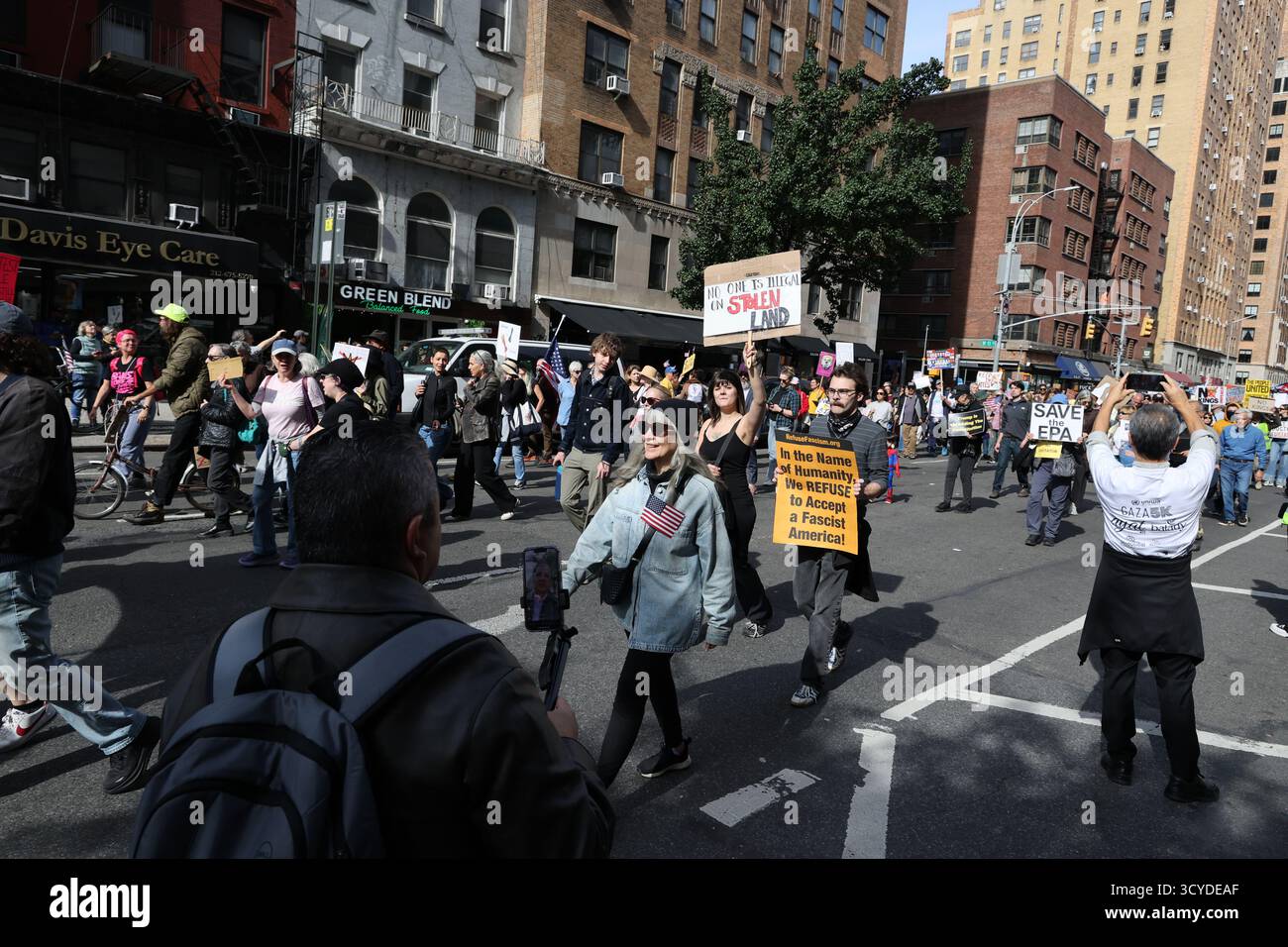 Photos inédites de la marche de protestation anti-Trump No Kings - Midtown Manhattan, NYC - 18 octobre 2025 Banque D'Images