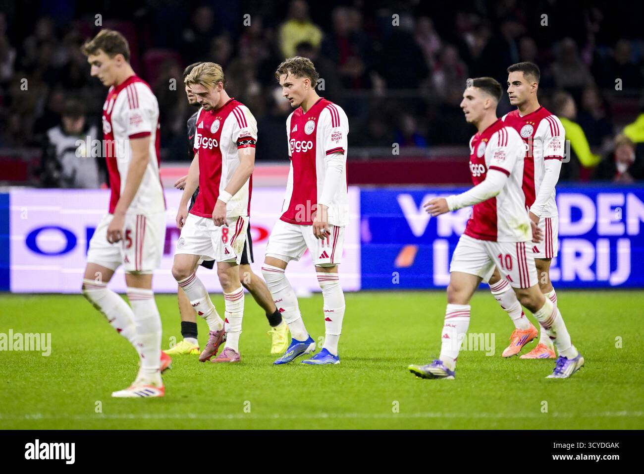 AMSTERDAM - les joueurs de l'Ajax quittent le terrain lors de la troisième étape du match néerlandais Eredivisie entre l'AFC Ajax et l'AZ à la Johan Cruijff Arena le 18 octobre 2025 à Amsterdam, pays-Bas. ANP OLAF KRAAK Banque D'Images