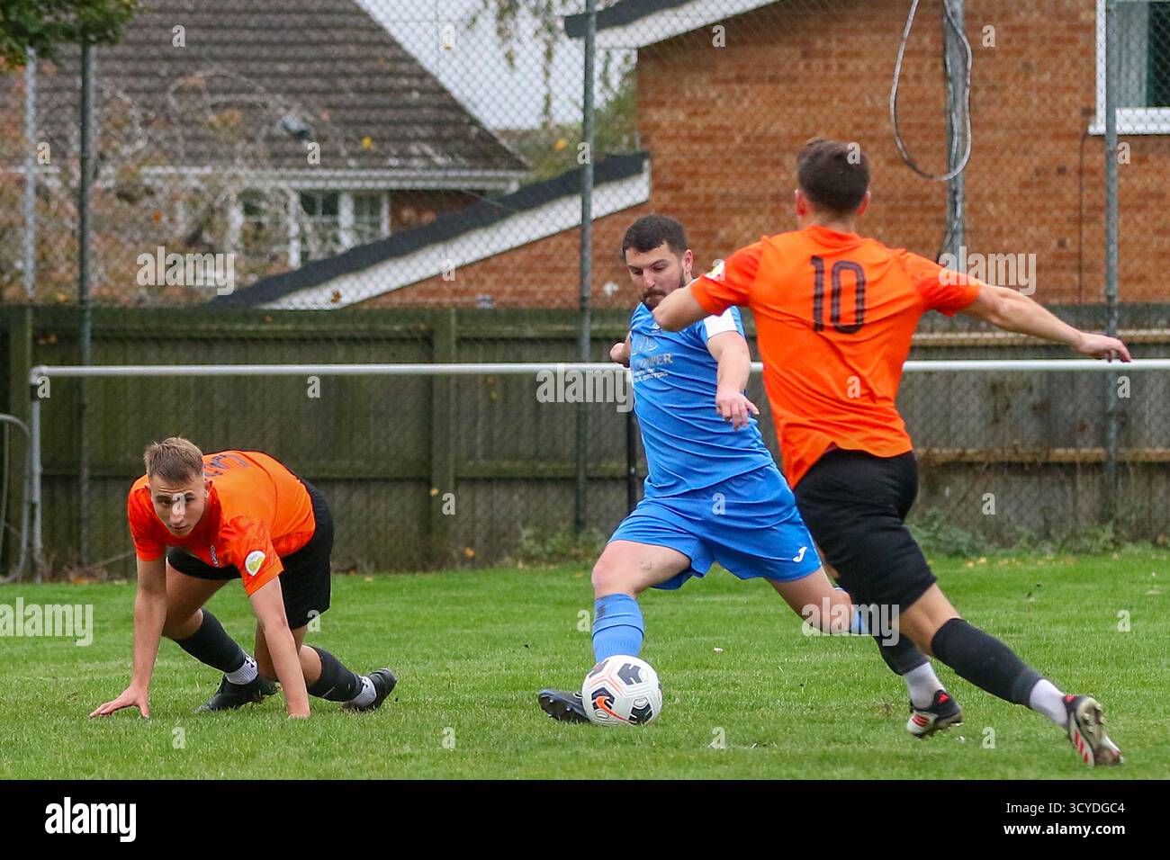 Lutterworth, Royaume-Uni. 18 octobre 2025. Nathan McGarrity de Heather St Johns tire et marque son deuxième but dans le FA vase match Lutterworth Town contre Heather St Johns. Crédit : Clive Stapleton/Alamy Live News Banque D'Images