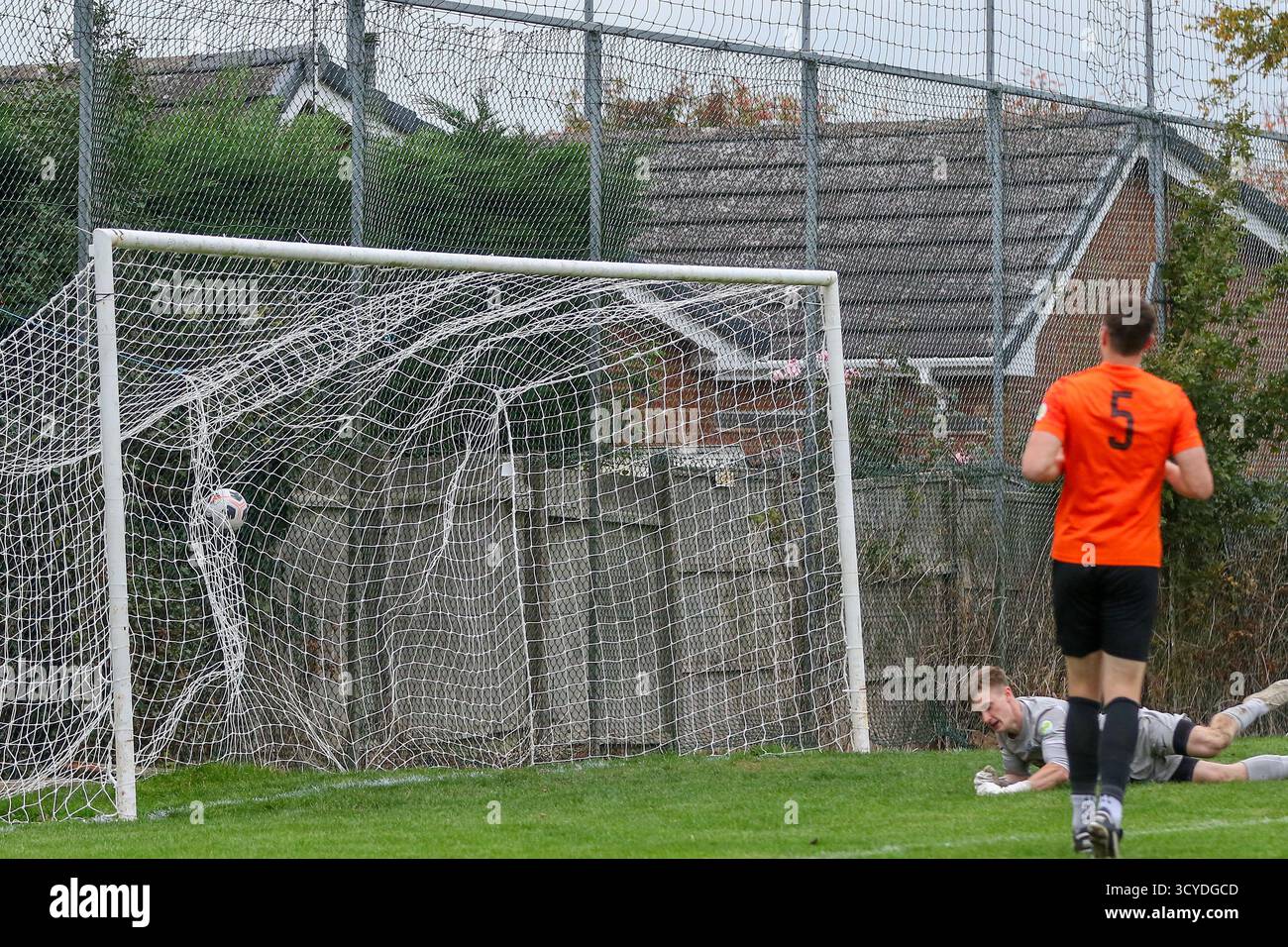 Lutterworth, Royaume-Uni. 18 octobre 2025. Le tir de Nathan McGarrity de Heather St Johns frappe le fond du filet, ce qui en fait son deuxième but du match Lutterworth Town contre Heather St Johns Credit : Clive Stapleton/Alamy Live News Banque D'Images