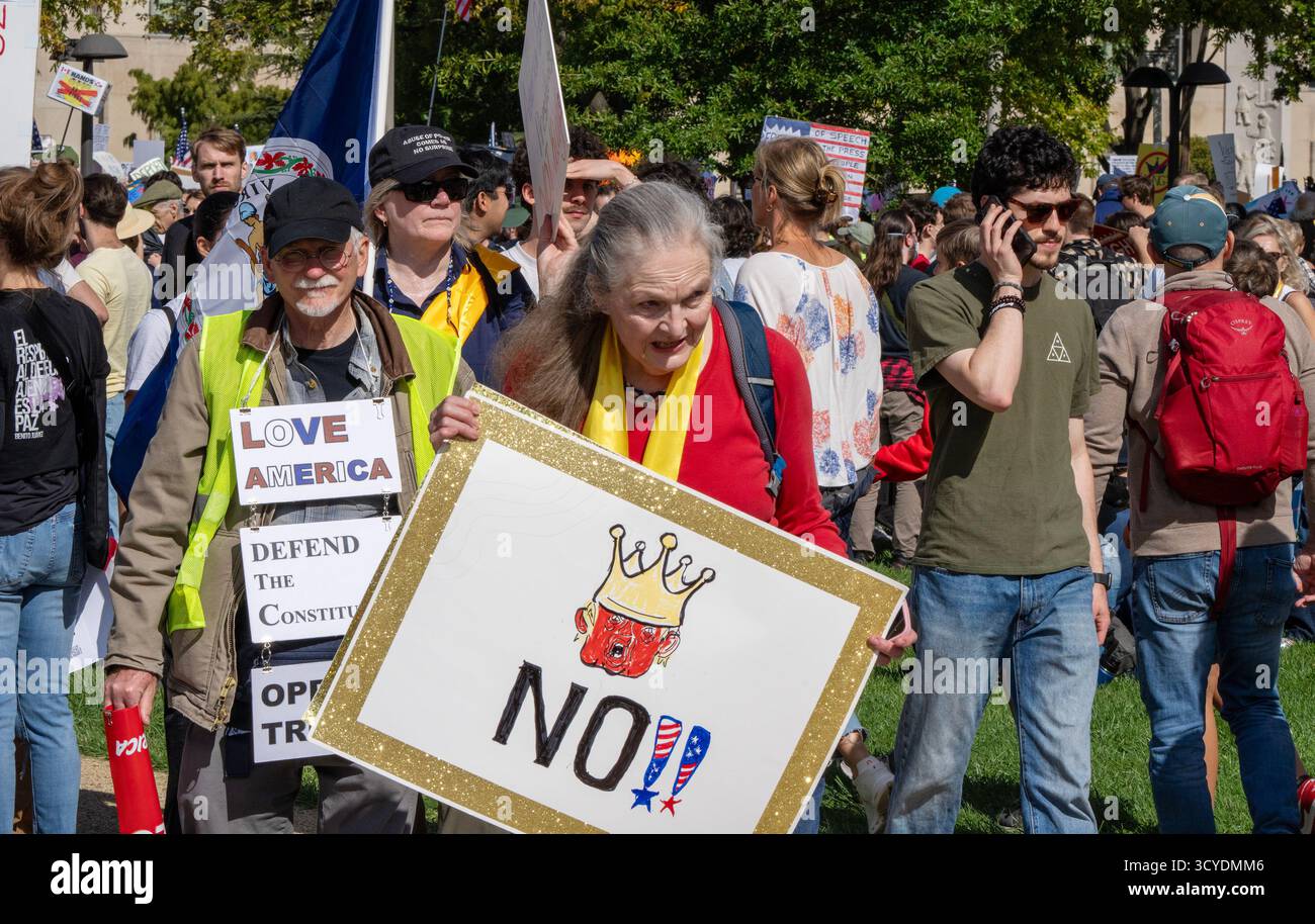 Petits et grands font connaître leur point de vue près de Pennsylvania Avenue et du National Mall lors de la manifestation massive « No Kings » avec une ambiance de fête de rue à Washington, DC. Le samedi 18 octobre 2025. Il y a eu des milliers de manifestations pacifiques dans diverses villes des États-Unis pour protester contre la politique de l’actuelle administration Trump. Photo de Pat Benic/UPI Banque D'Images Petits et grands font connaître leur point de vue près de Pennsylvania Avenue et du National Mall lors de la manifestation massive « No Kings » avec une ambiance de fête de rue à Washington, DC. Le samedi 18 octobre 2025. Il y a eu des milliers de manifestations pacifiques dans diverses villes des États-Unis pour protester contre la politique de l’actuelle administration Trump. Photo de Pat Benic/UPI Banque D'Images