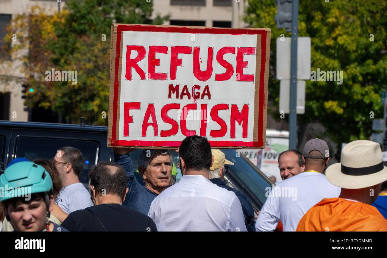 Petits et grands font connaître leur point de vue près de Pennsylvania Avenue et du National Mall lors de la manifestation massive « No Kings » avec une ambiance de fête de rue à Washington, DC. Le samedi 18 octobre 2025. Il y a eu des milliers de manifestations pacifiques dans diverses villes des États-Unis pour protester contre la politique de l’actuelle administration Trump. Photo de Pat Benic/UPI Banque D'Images Petits et grands font connaître leur point de vue près de Pennsylvania Avenue et du National Mall lors de la manifestation massive « No Kings » avec une ambiance de fête de rue à Washington, DC. Le samedi 18 octobre 2025. Il y a eu des milliers de manifestations pacifiques dans diverses villes des États-Unis pour protester contre la politique de l’actuelle administration Trump. Photo de Pat Benic/UPI Banque D'Images